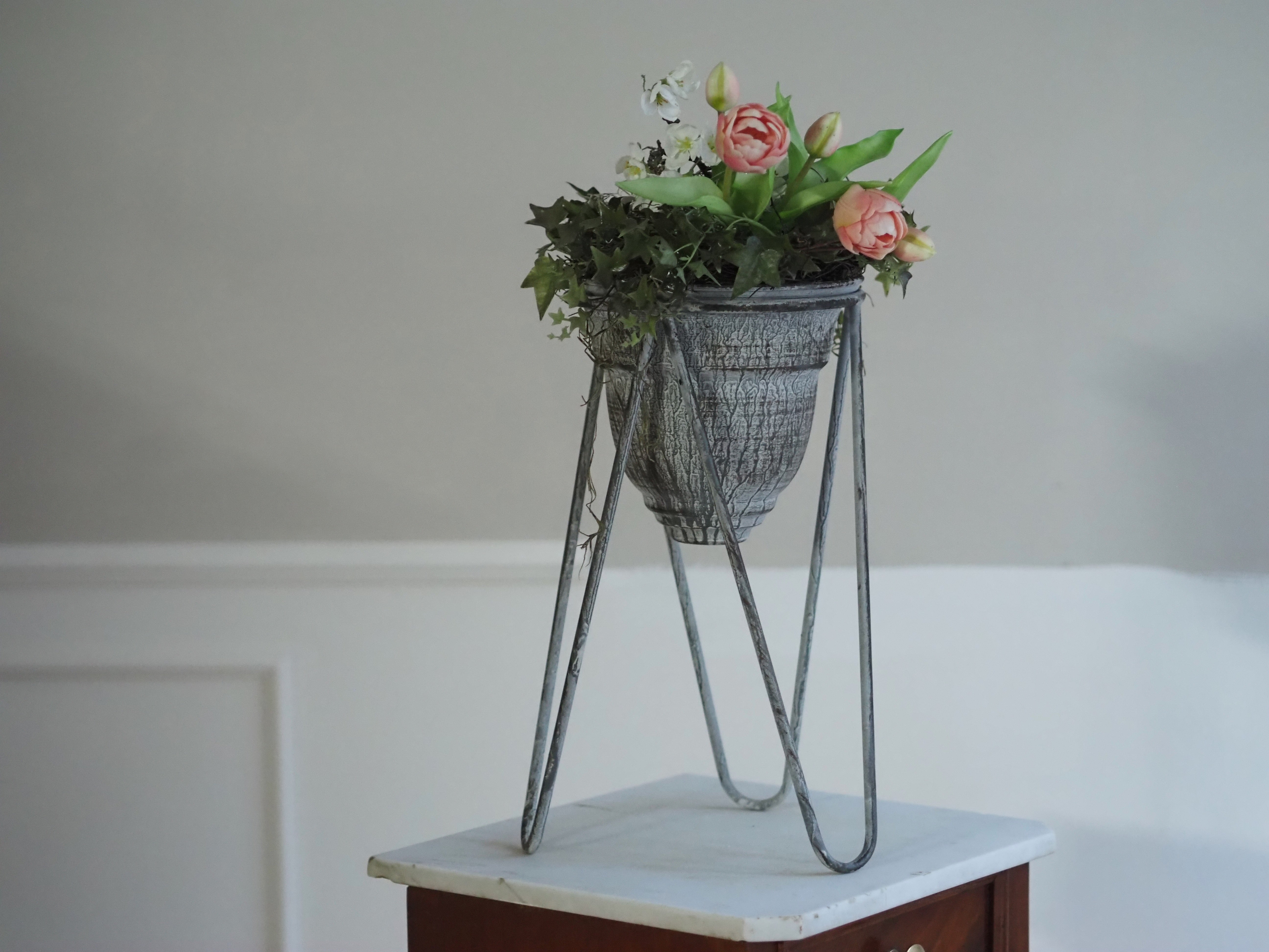 Blumentopf auf Standfuß · Vintage-Optik Grau