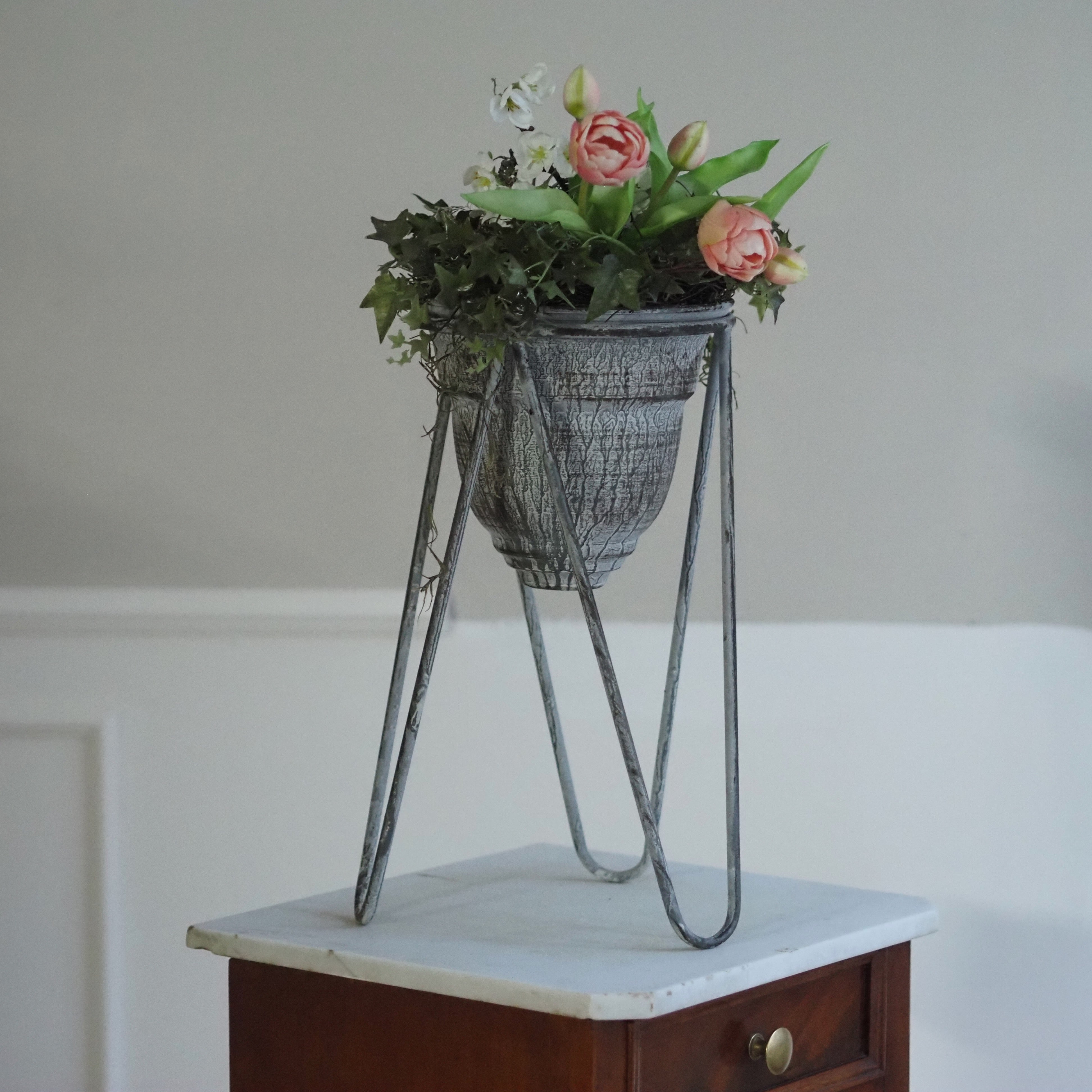 Blumentopf auf Standfuß · Vintage-Optik Grau