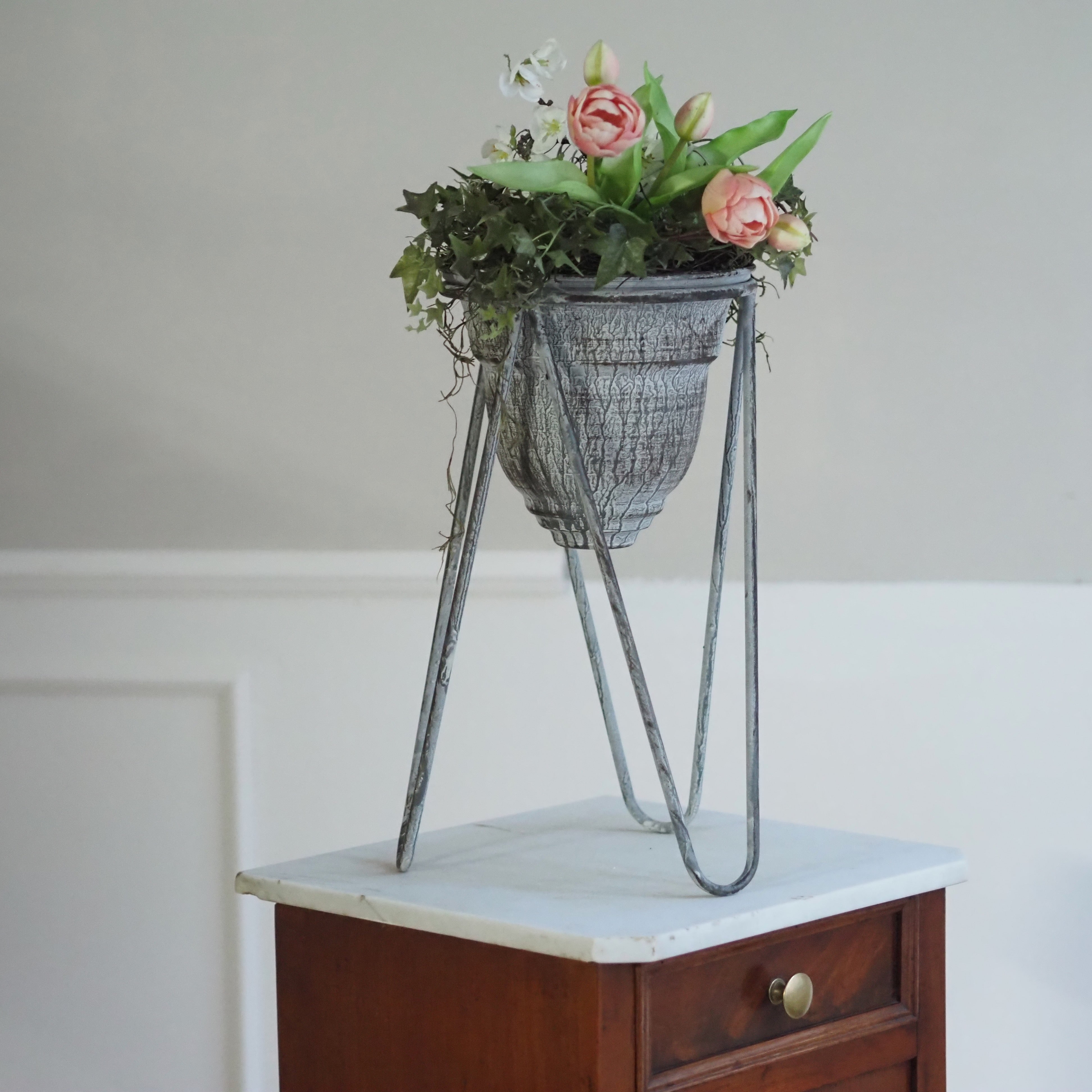 Blumentopf auf Standfuß · Vintage-Optik Grau