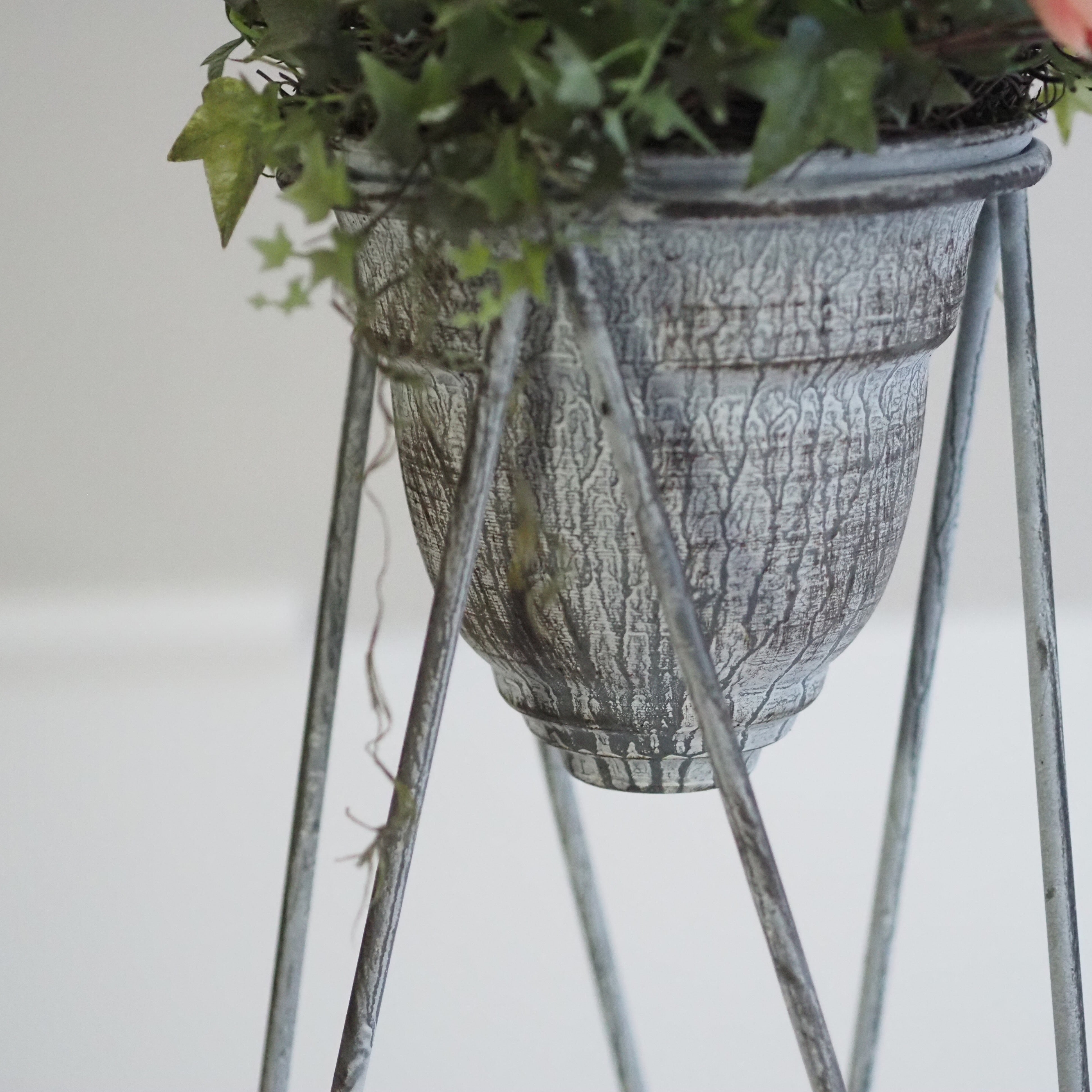 Blumentopf auf Standfuß · Vintage-Optik Grau