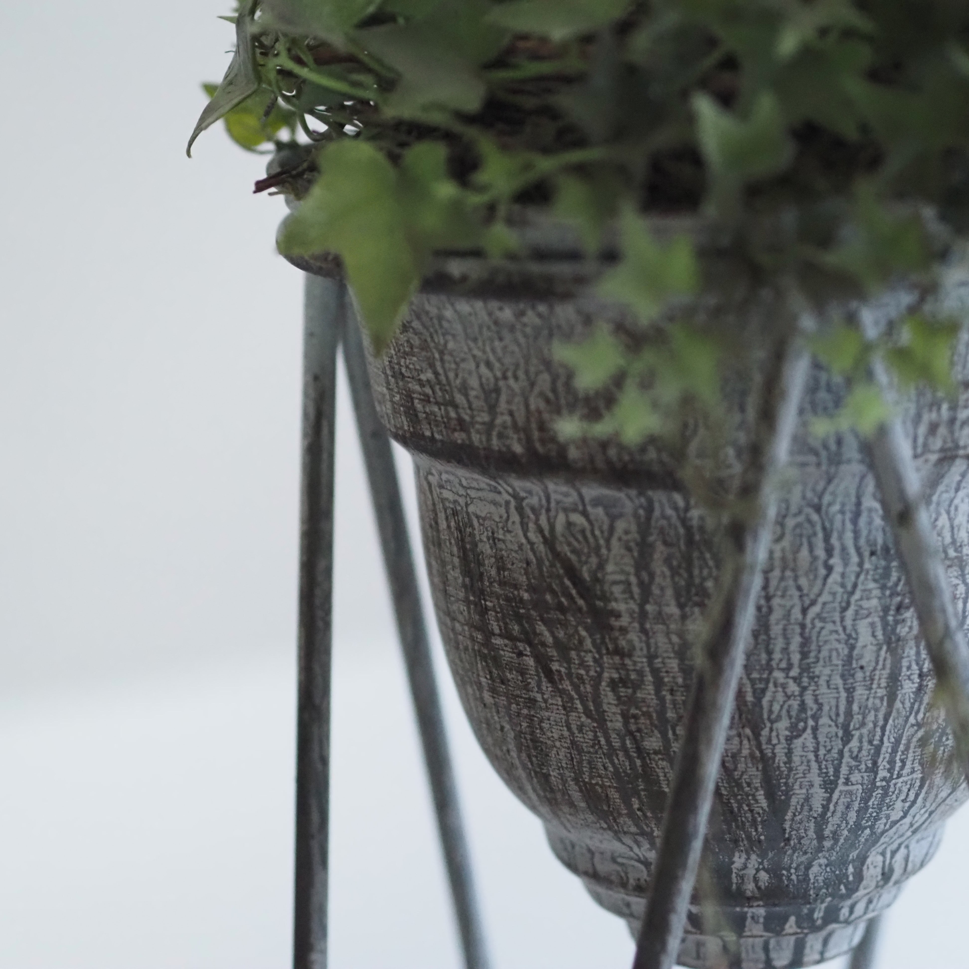 Blumentopf auf Standfuß · Vintage-Optik Grau