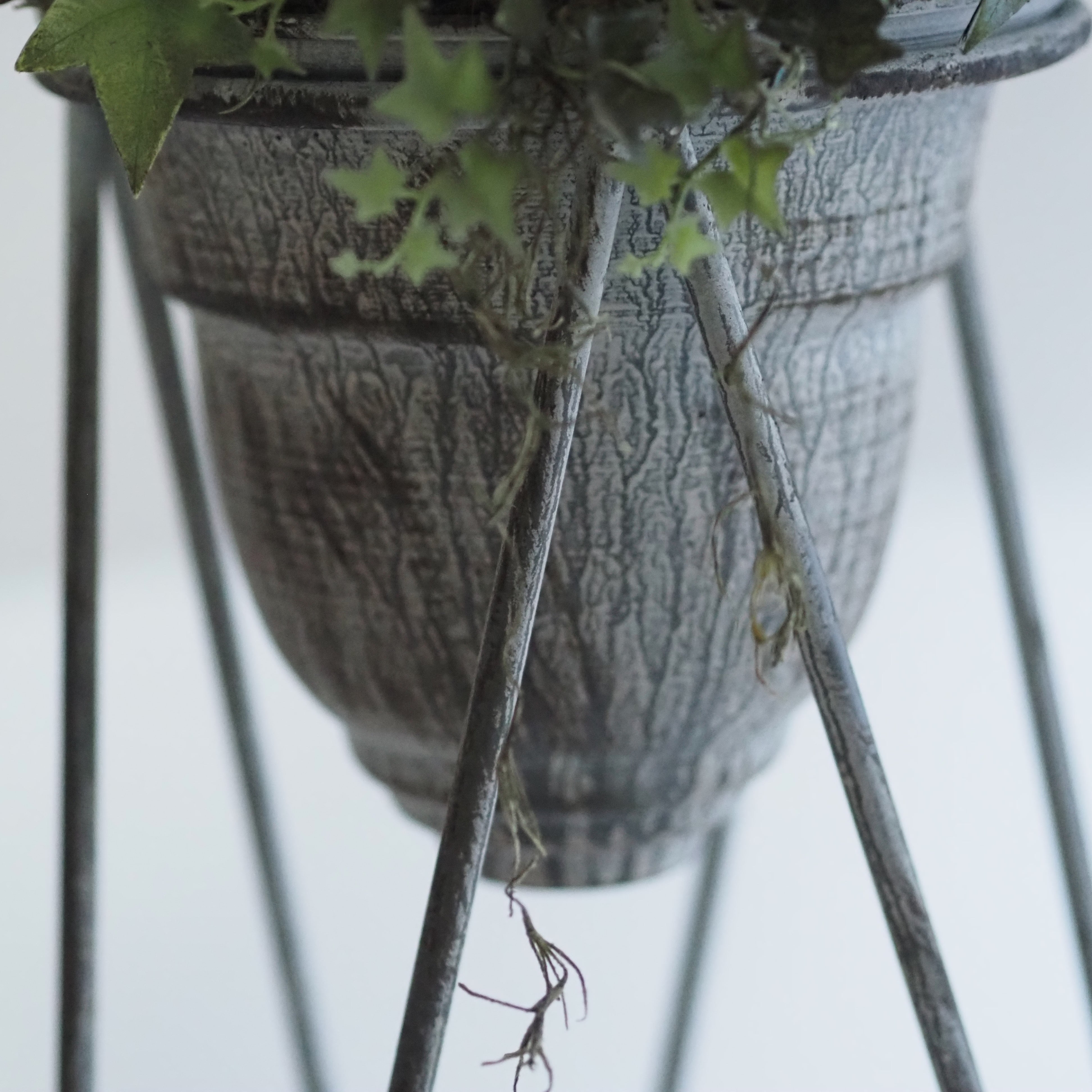 Blumentopf auf Standfuß · Vintage-Optik Grau