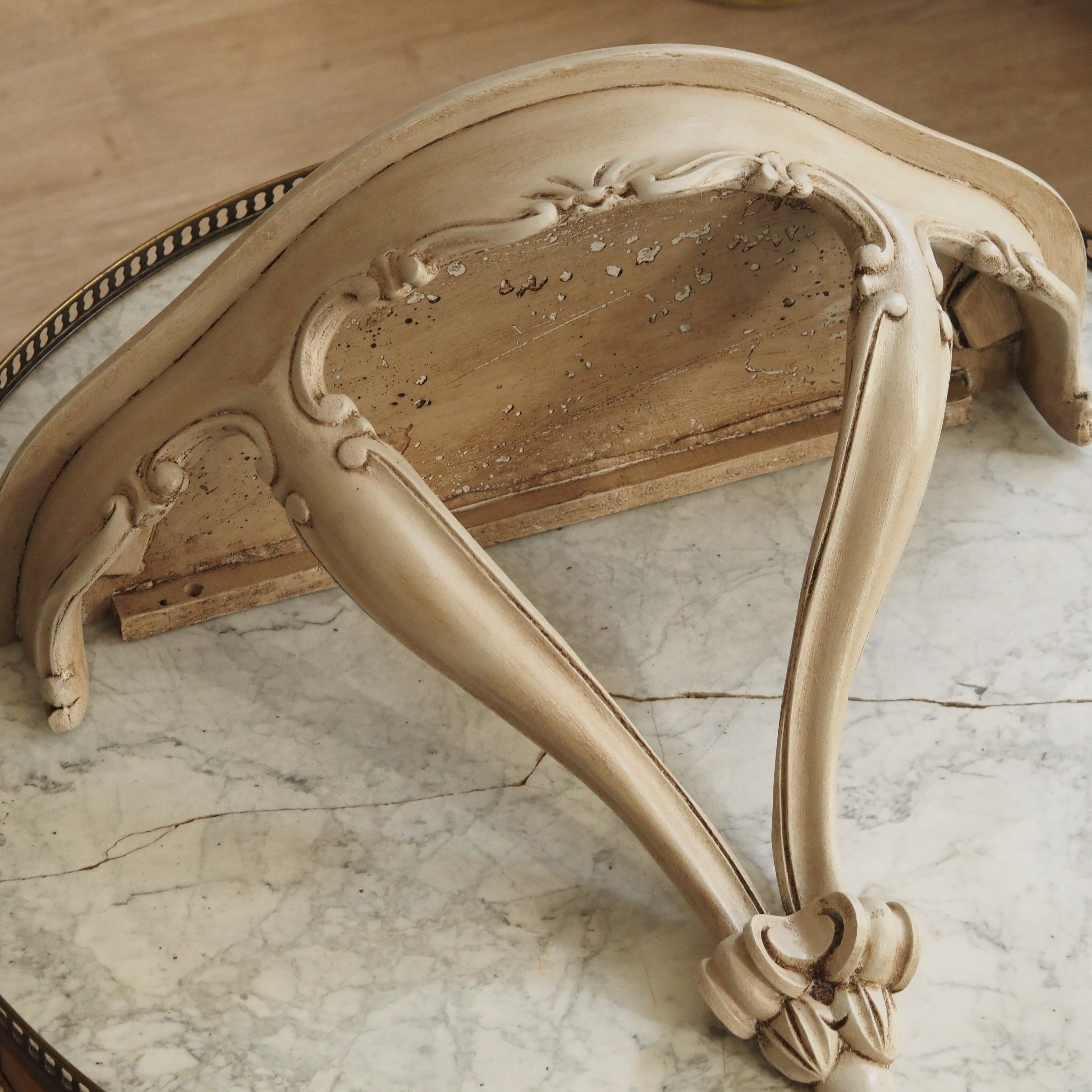 Wandkonsole · Château Stil · patinierte Oberfläche