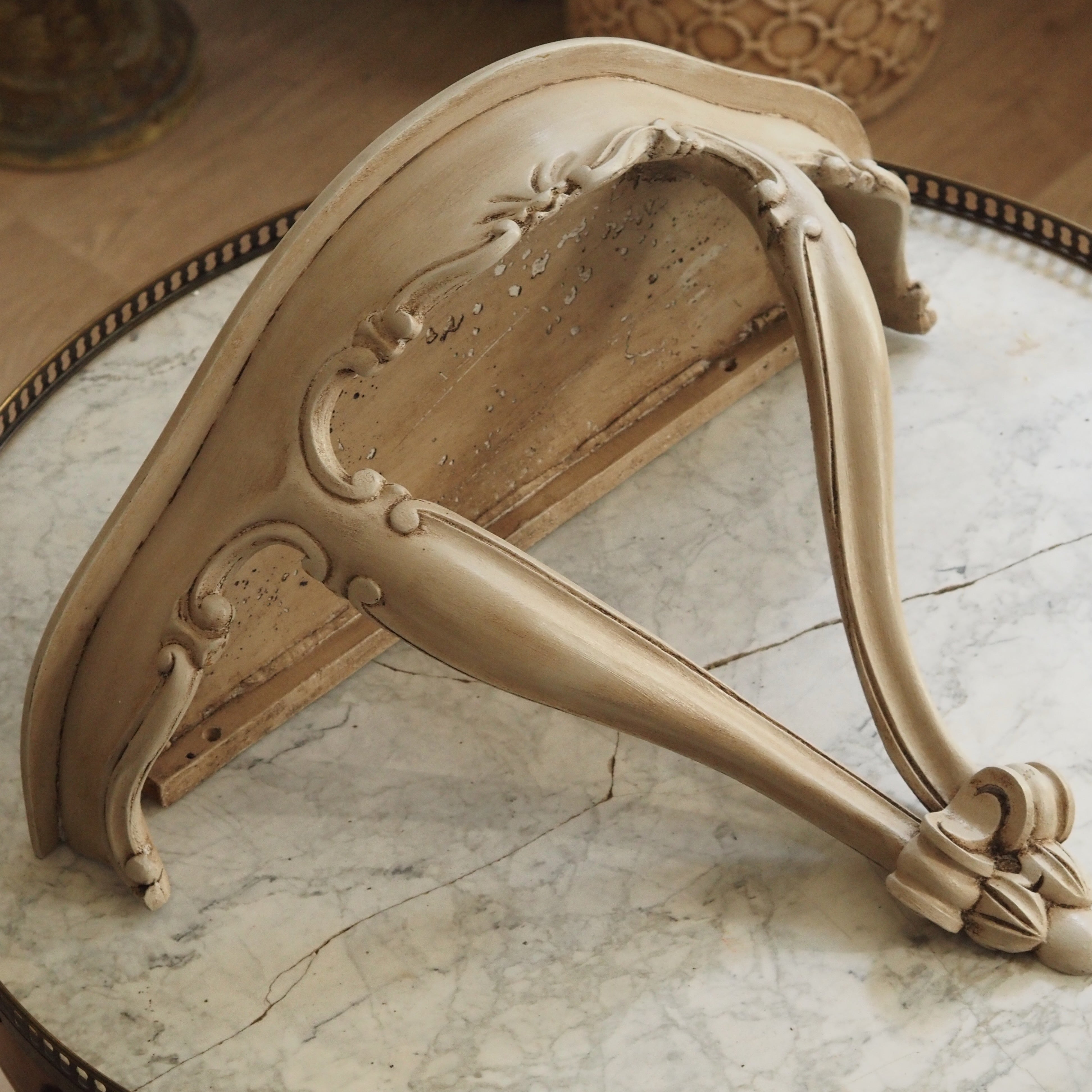Wandkonsole · Château Stil · patinierte Oberfläche