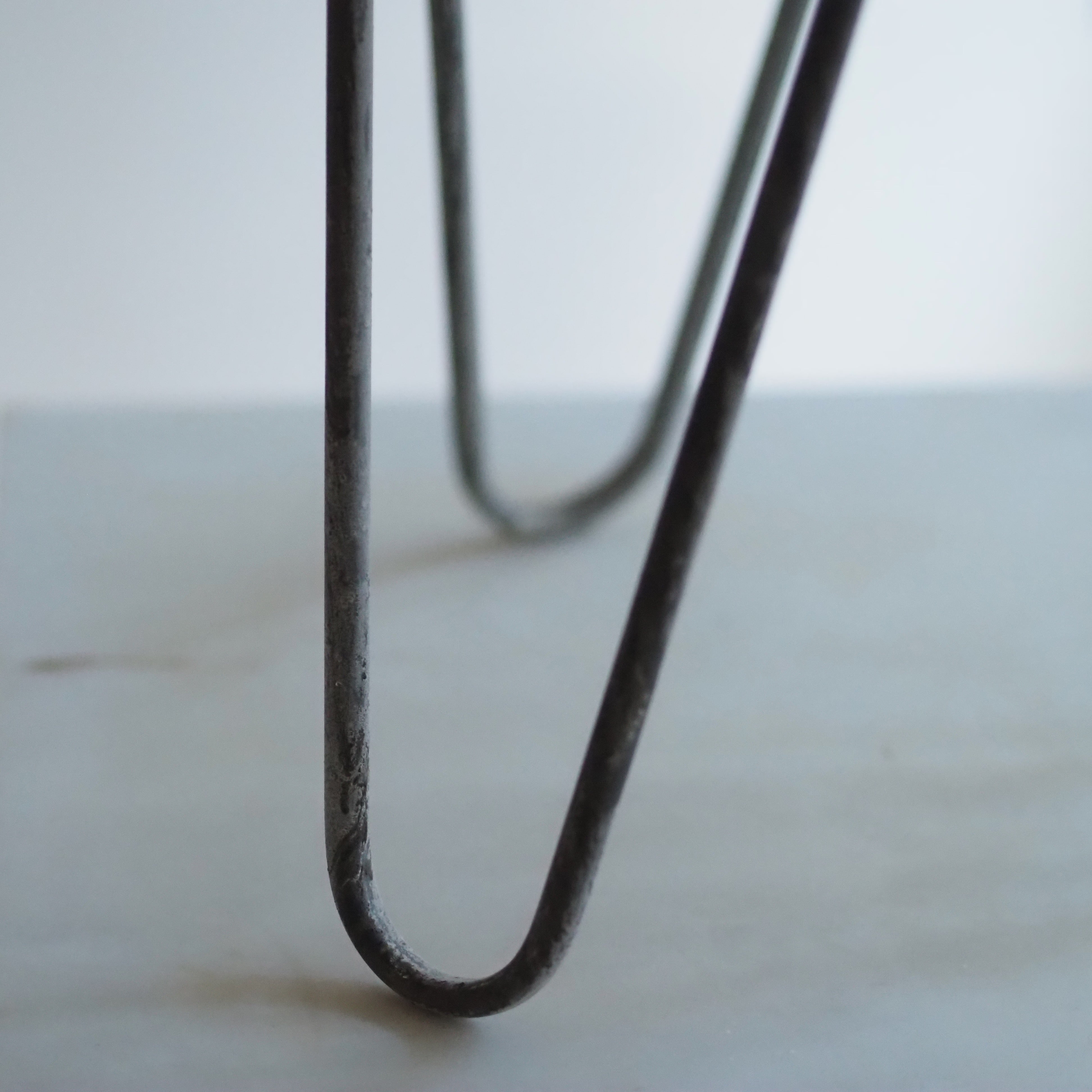 Blumentopf auf Standfuß · Vintage-Optik Grau