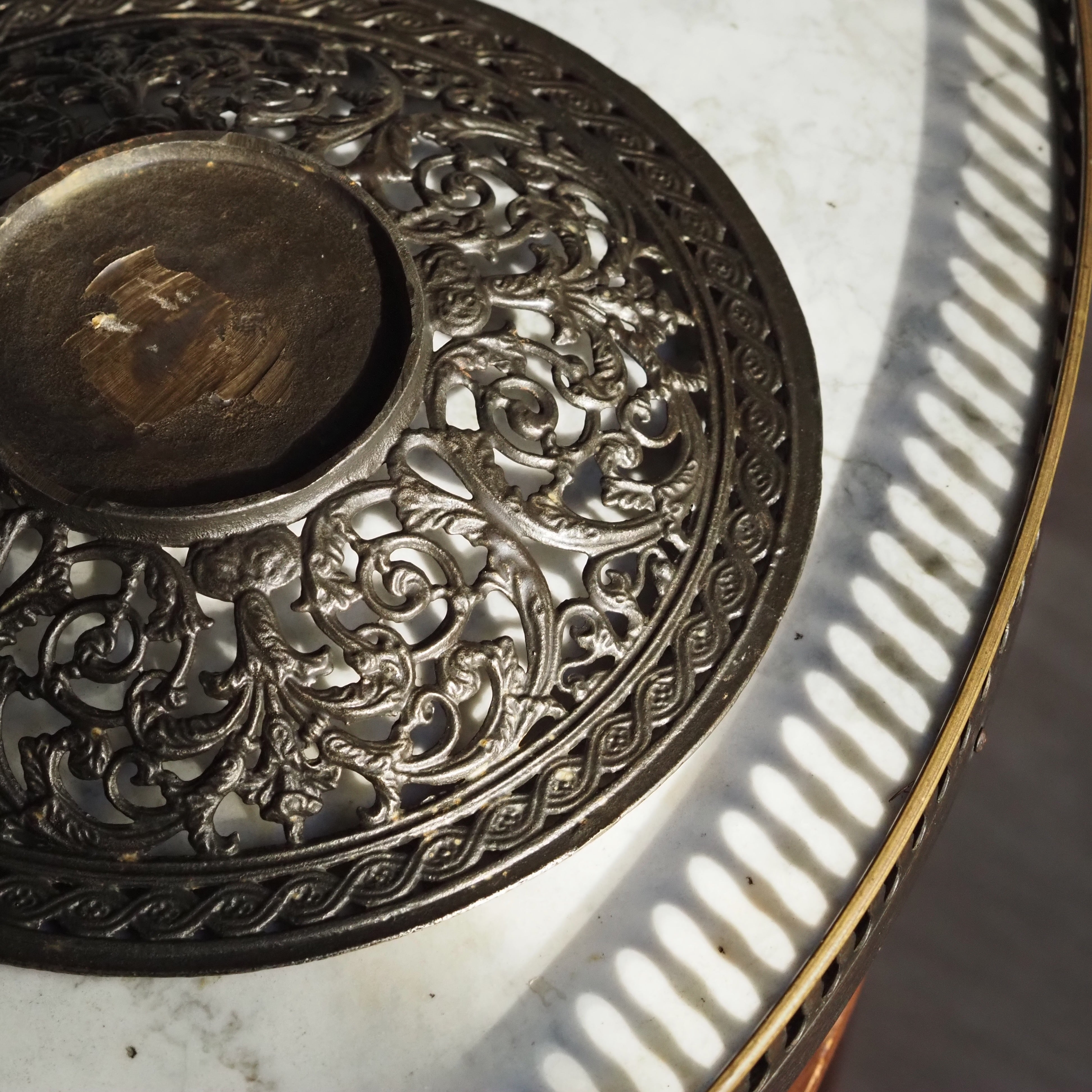 Deko Teller Antikbraun · Filigran gearbeiteter Gussmessing-Teller im Barock-Stil