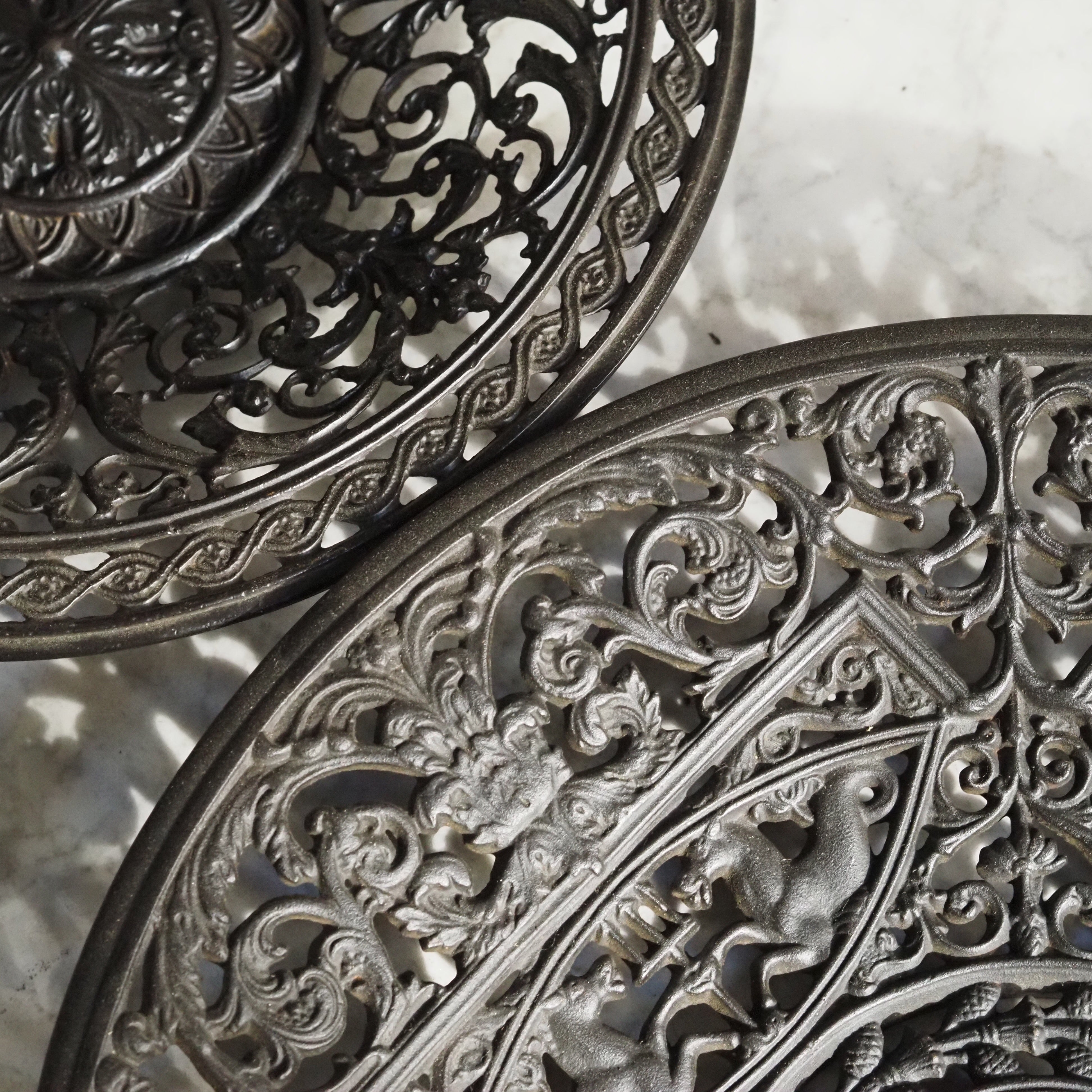 Wanddekorplatten Set 2er · Barock Rokoko gegossenes Metall dunkle Patina