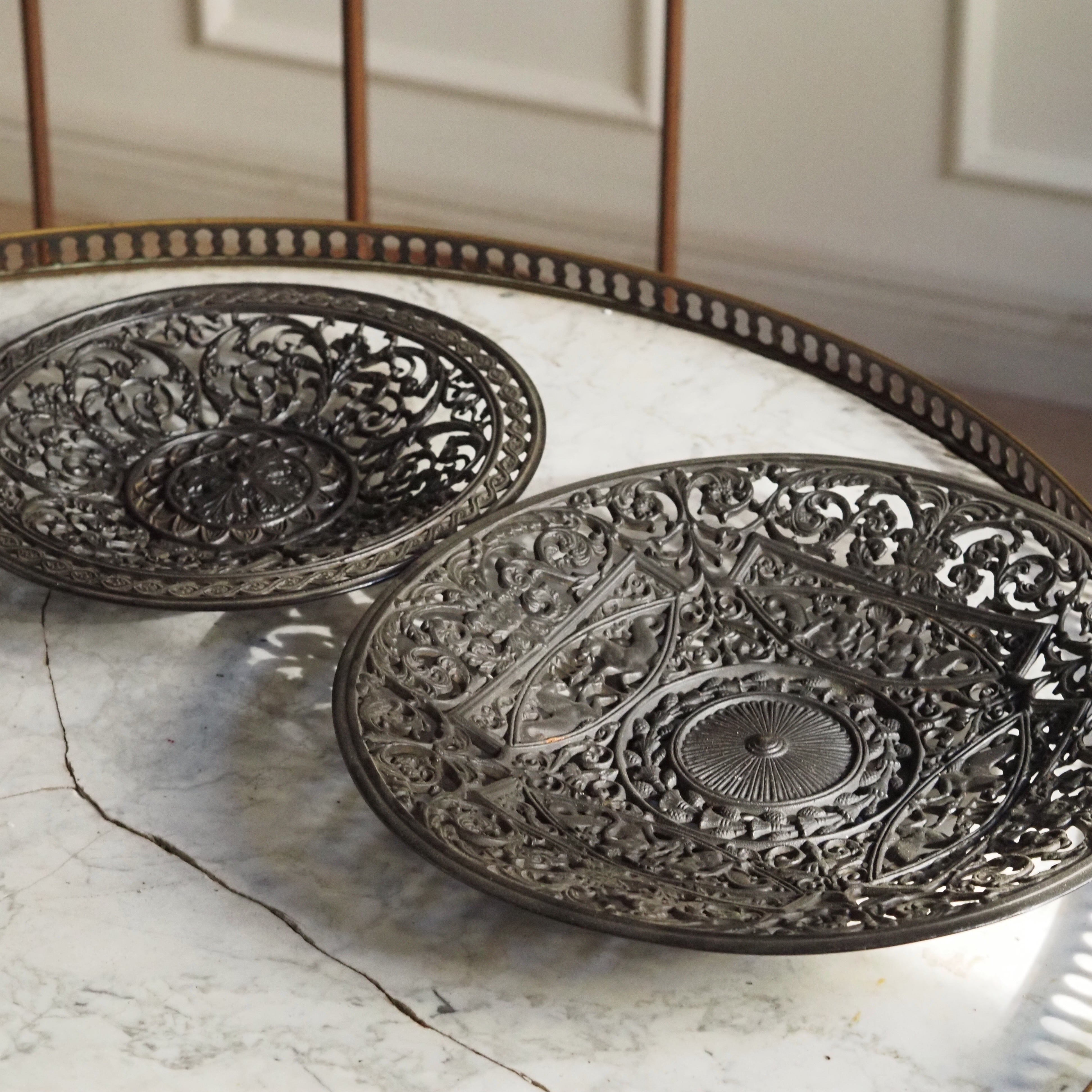 Wanddekorplatten Set 2er · Barock Rokoko gegossenes Metall dunkle Patina