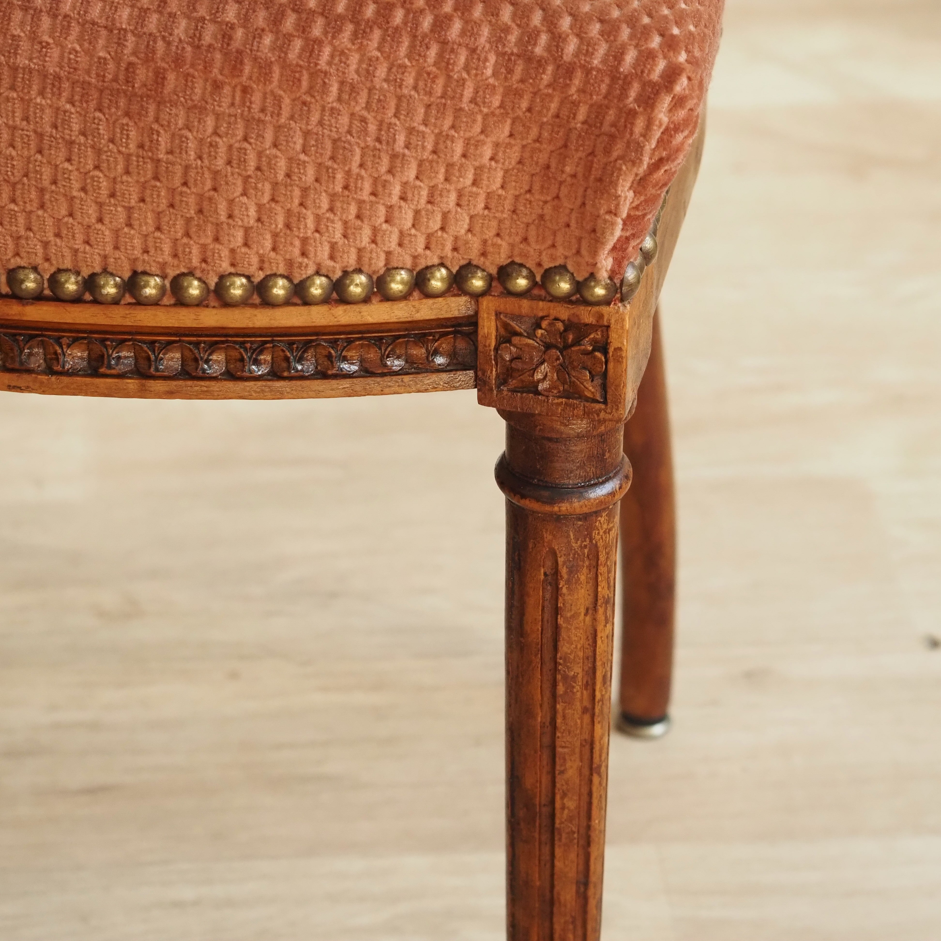 Louis XVI Stuhl um 1880 – antiker Salonstuhl mit Samtbezug