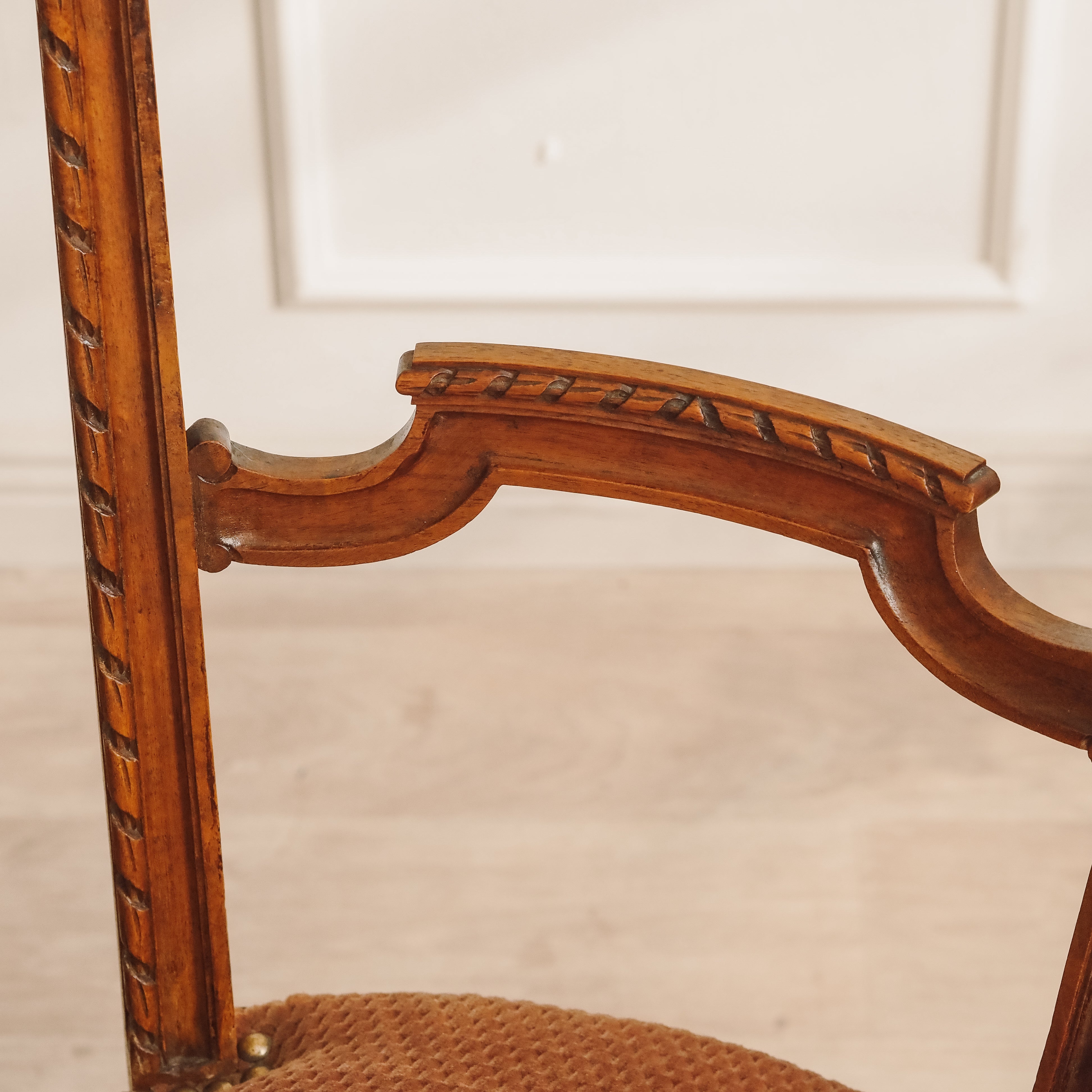 Louis XVI Stuhl um 1880 – antiker Salonstuhl mit Samtbezug