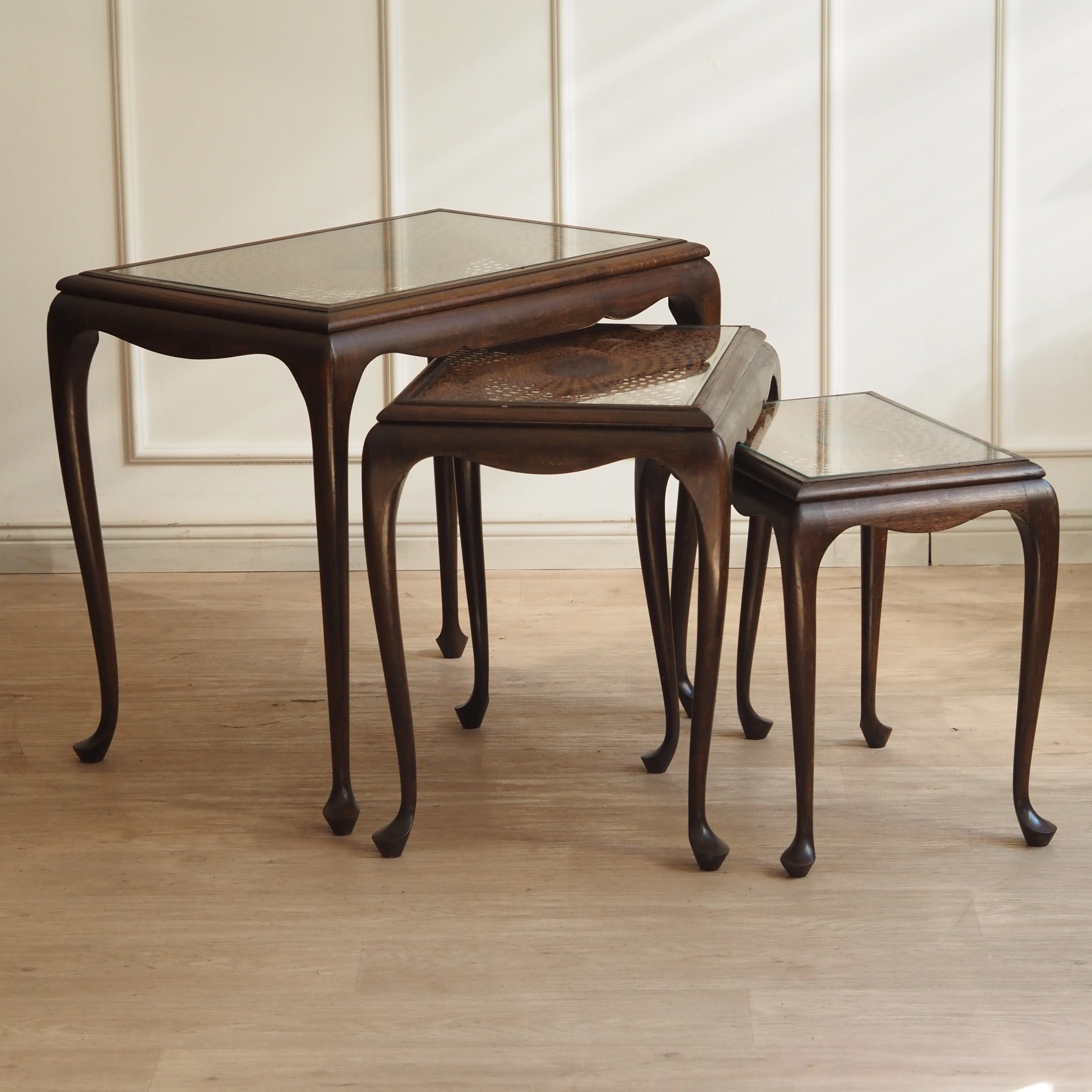 Satztisch 3er Set im Chippendale-Stil mit Wiener Geflecht und Glasplatte, um 1930