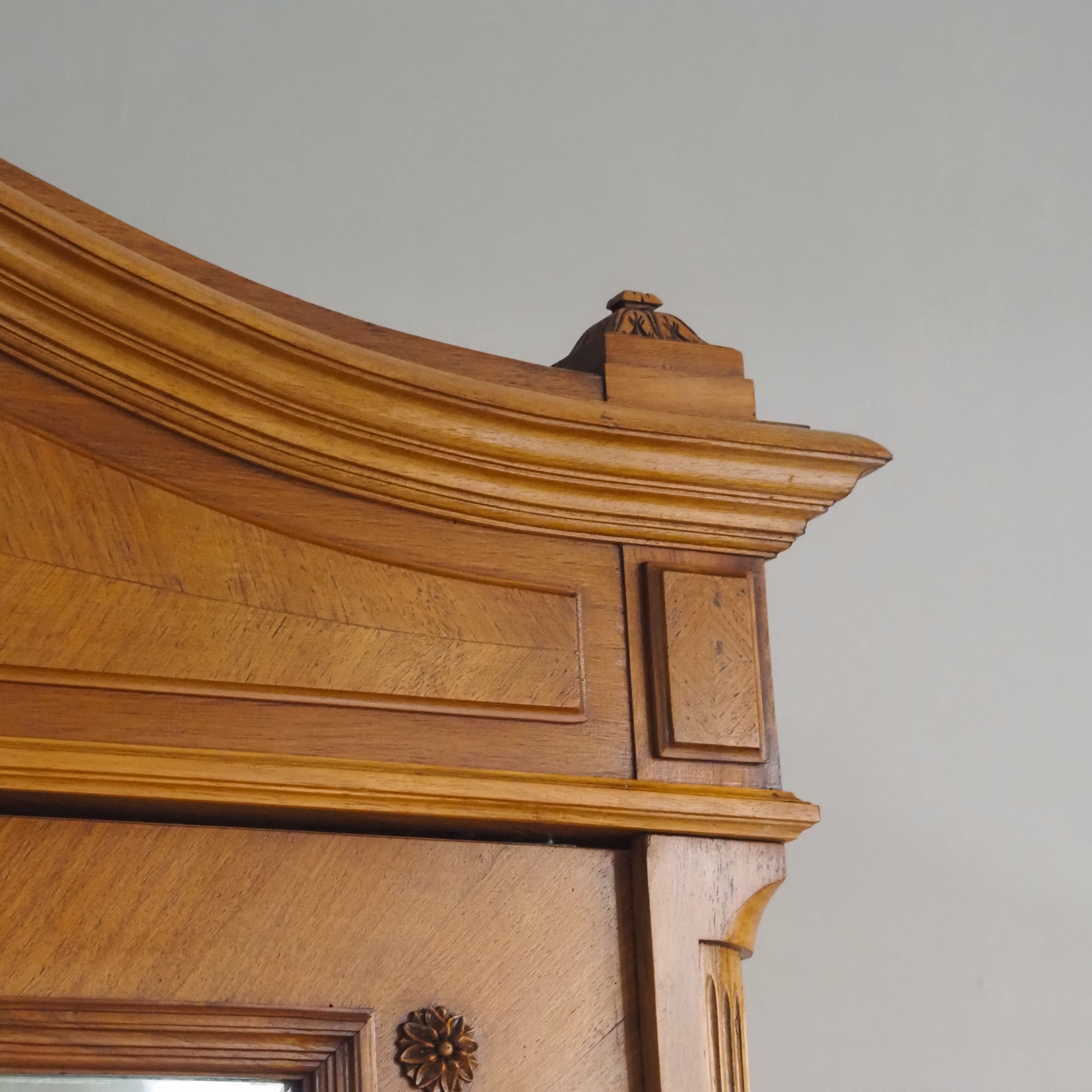 Antiker französischer Kleiderschrank mit Spiegeltür und Schublade · um 1900, Nussbaum