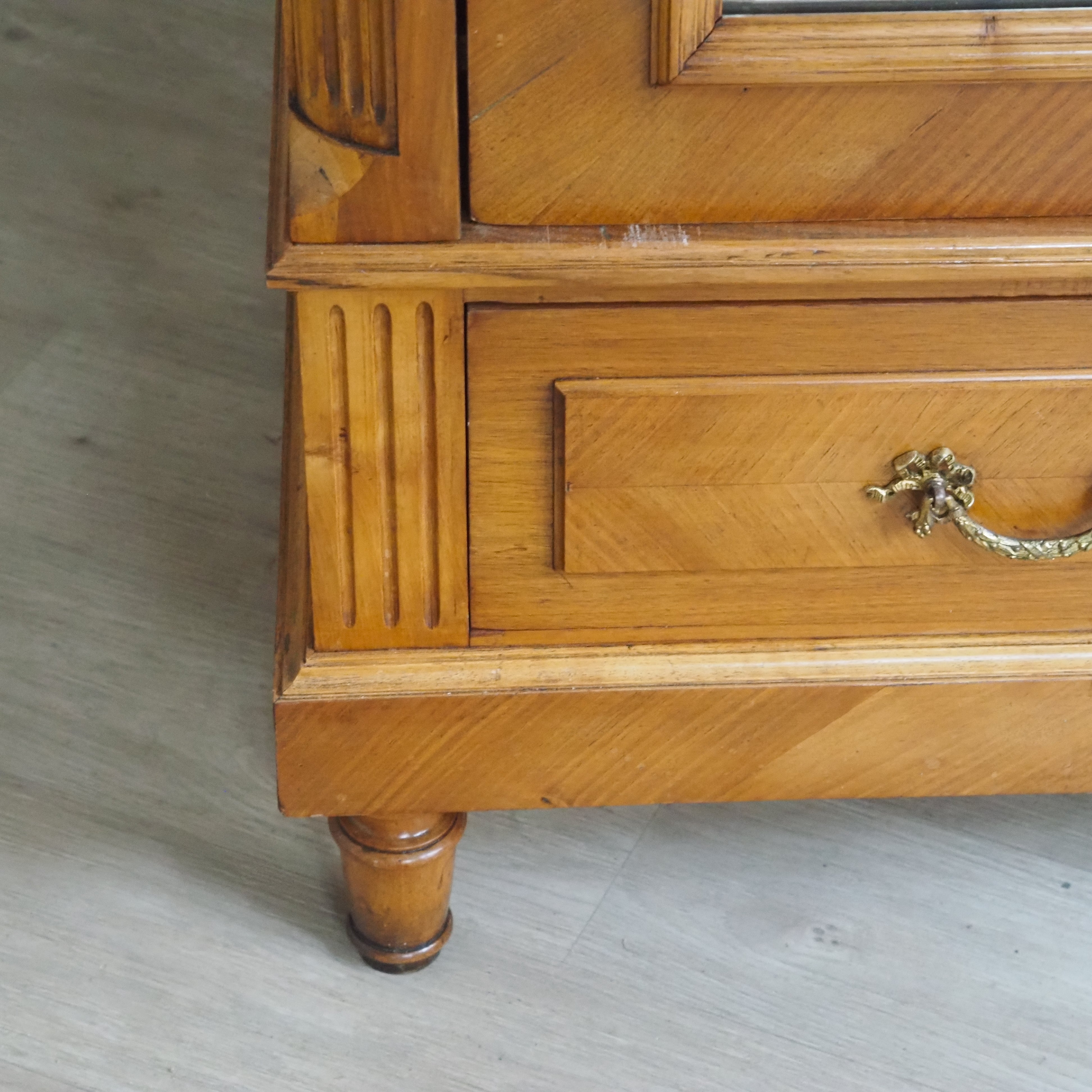 Antiker französischer Kleiderschrank mit Spiegeltür und Schublade · um 1900, Nussbaum