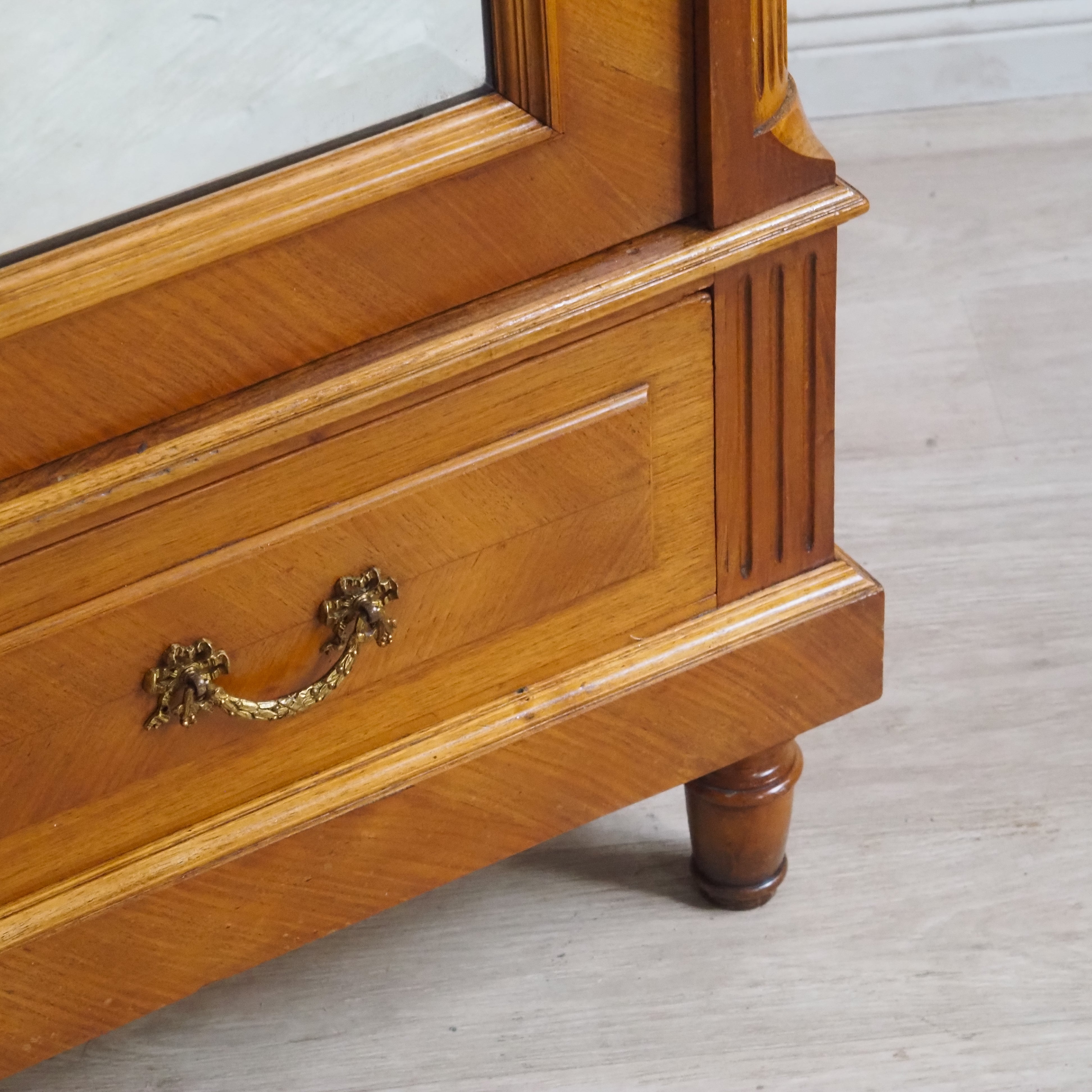 Antiker französischer Kleiderschrank mit Spiegeltür und Schublade · um 1900, Nussbaum