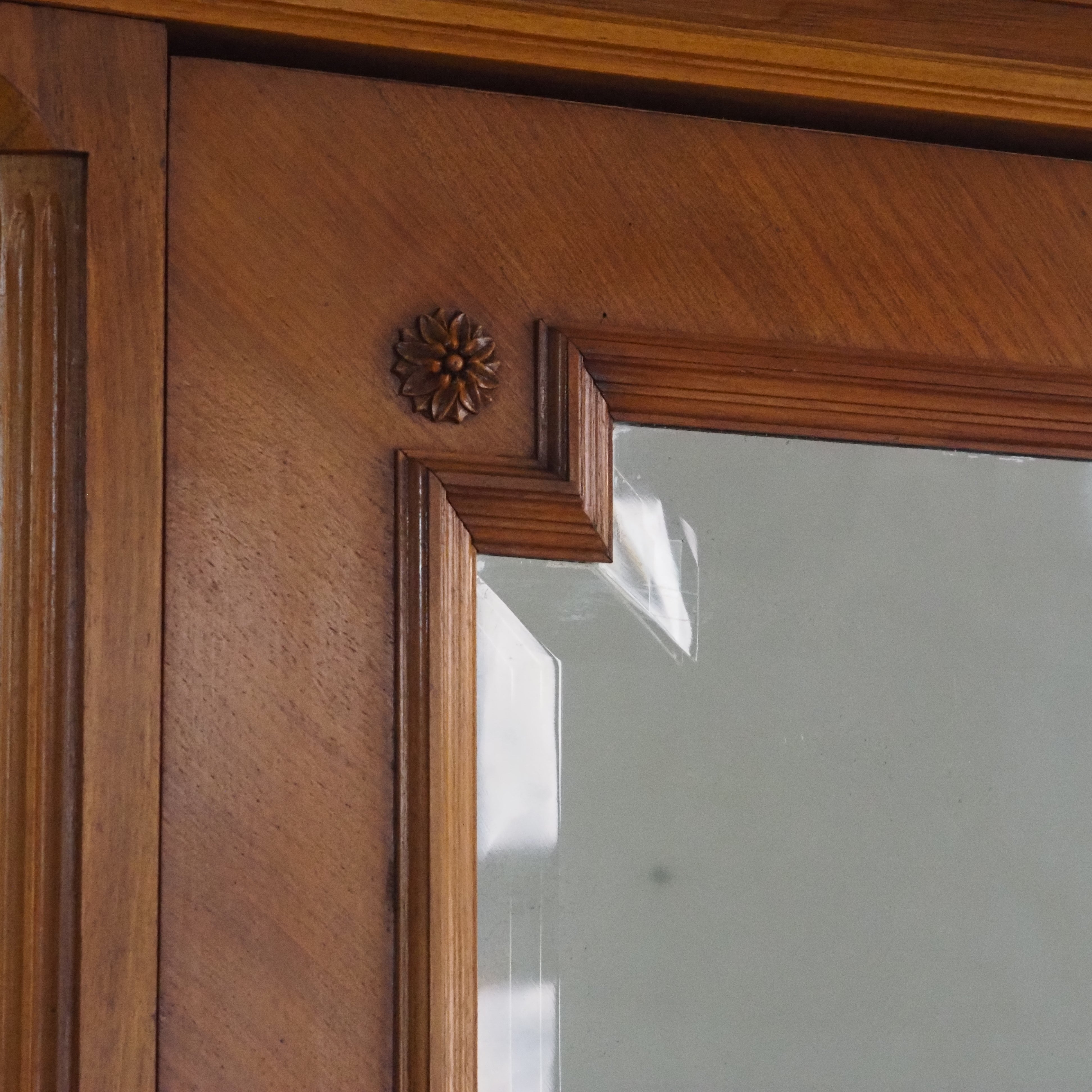 Antiker französischer Kleiderschrank mit Spiegeltür und Schublade · um 1900, Nussbaum