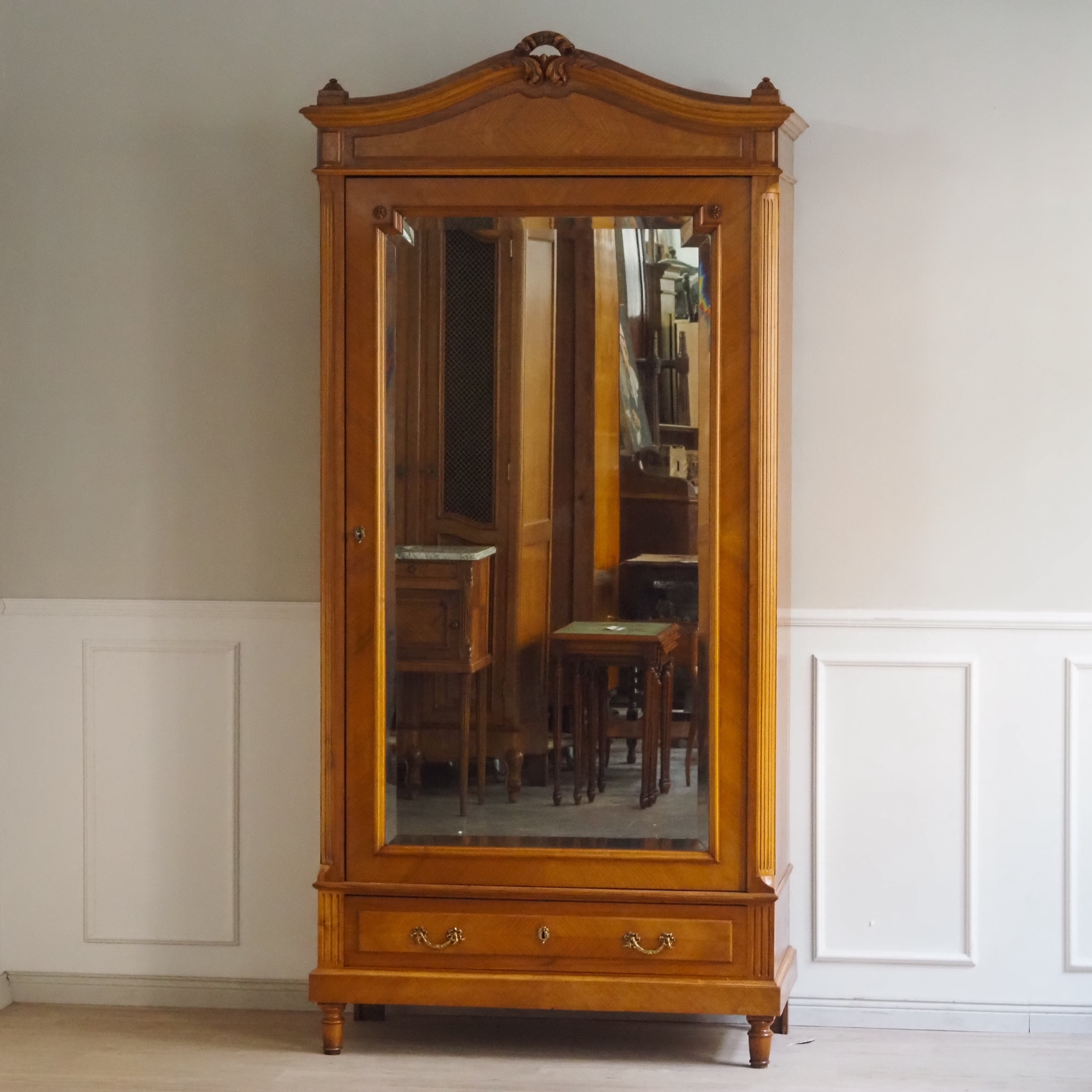 Antiker französischer Kleiderschrank mit Spiegeltür und Schublade · um 1900, Nussbaum