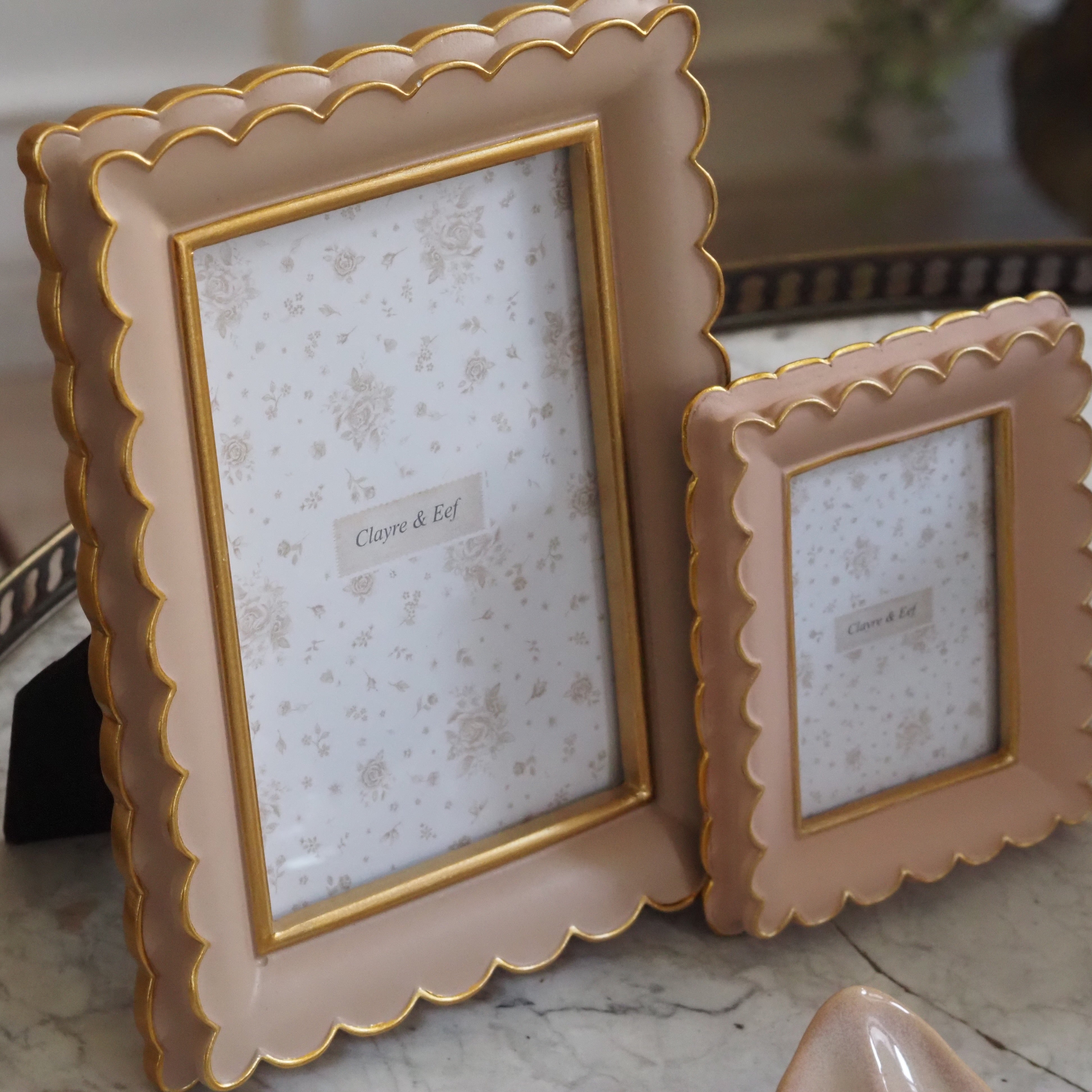 Bilderrahmen · historisierende Form · creme mit Goldkante