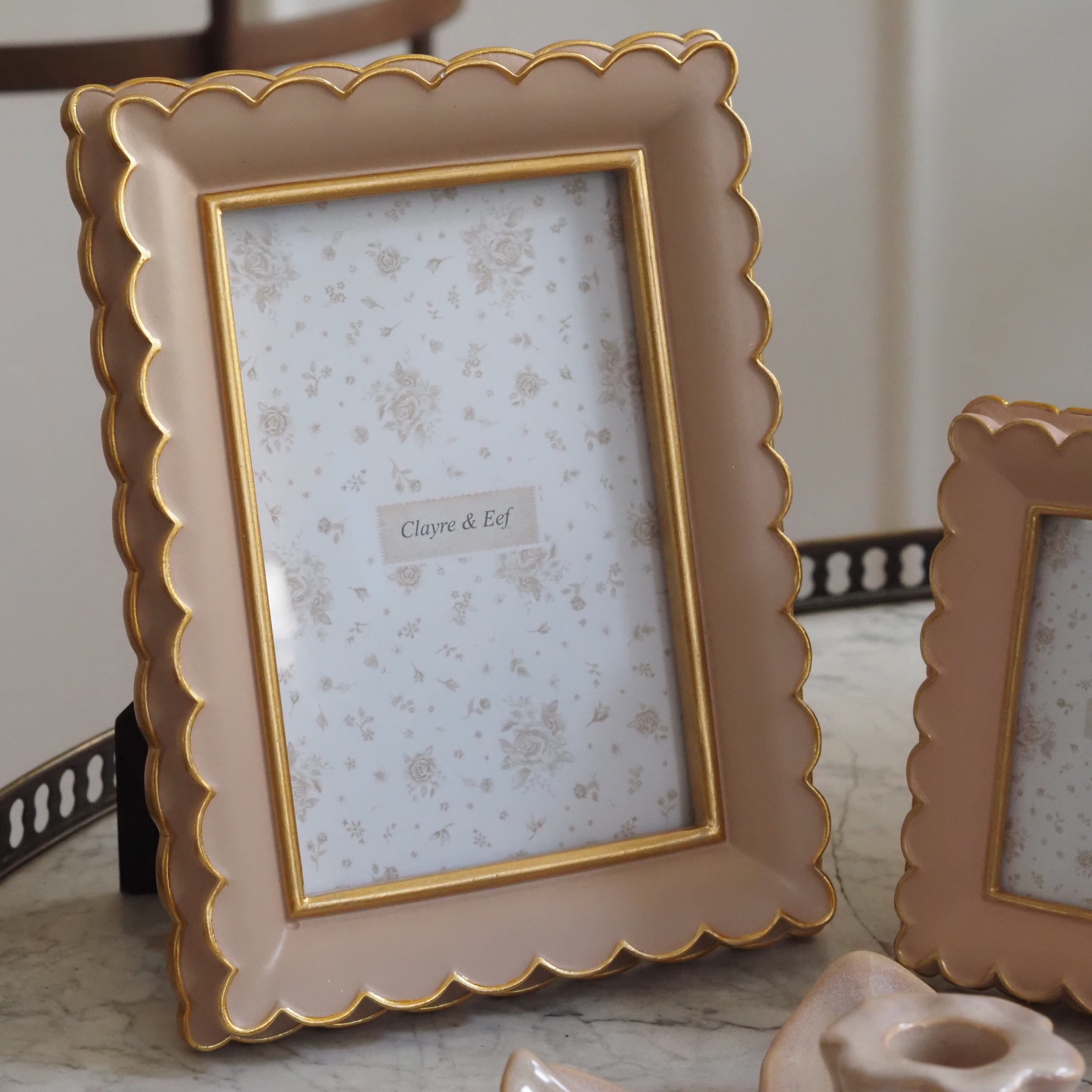 Bilderrahmen · historisierende Form · creme mit Goldkante