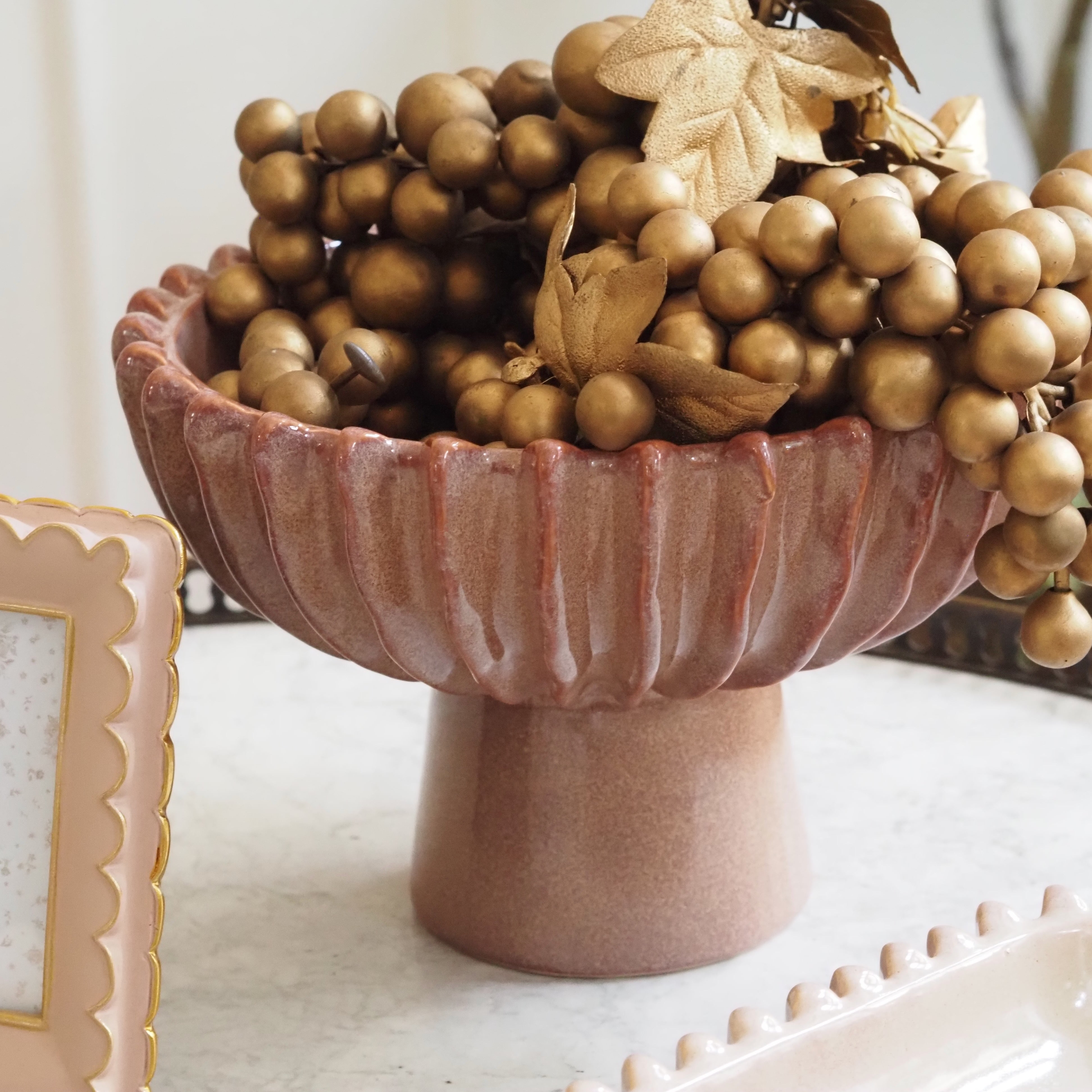 Keramikschale auf Fuß · blütenförmige Form in Rosé-Beige