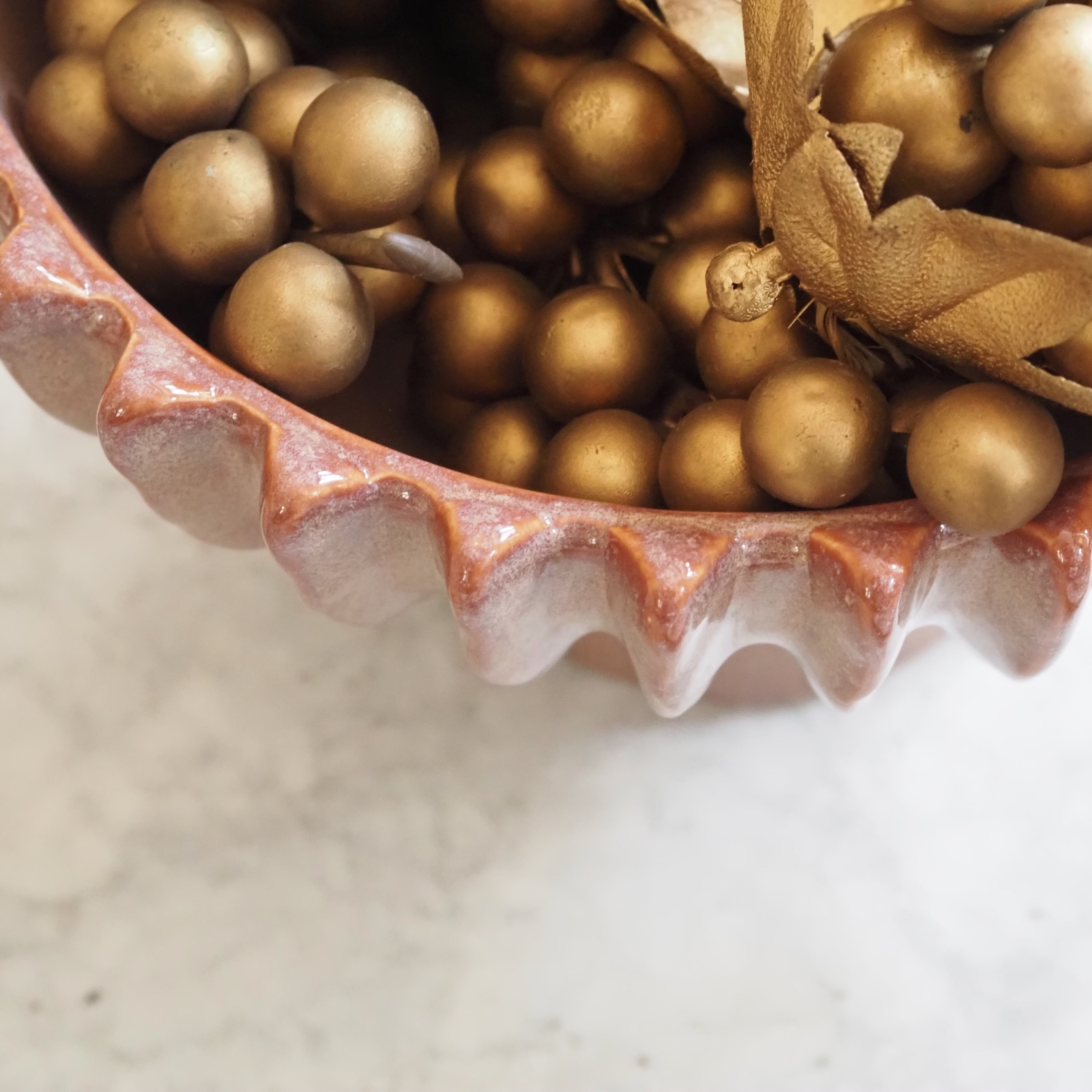 Keramikschale auf Fuß · blütenförmige Form in Rosé-Beige