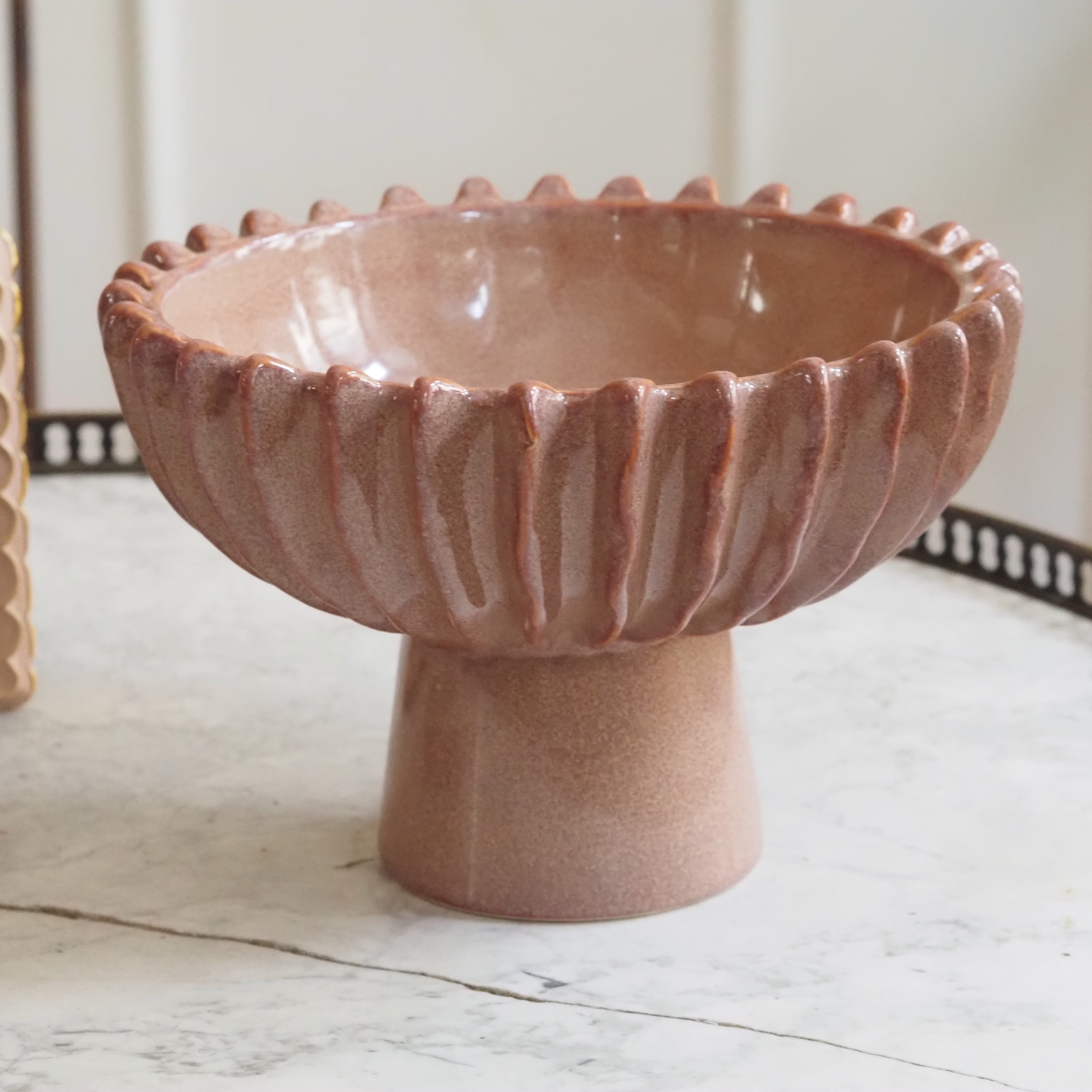Keramikschale auf Fuß · blütenförmige Form in Rosé-Beige