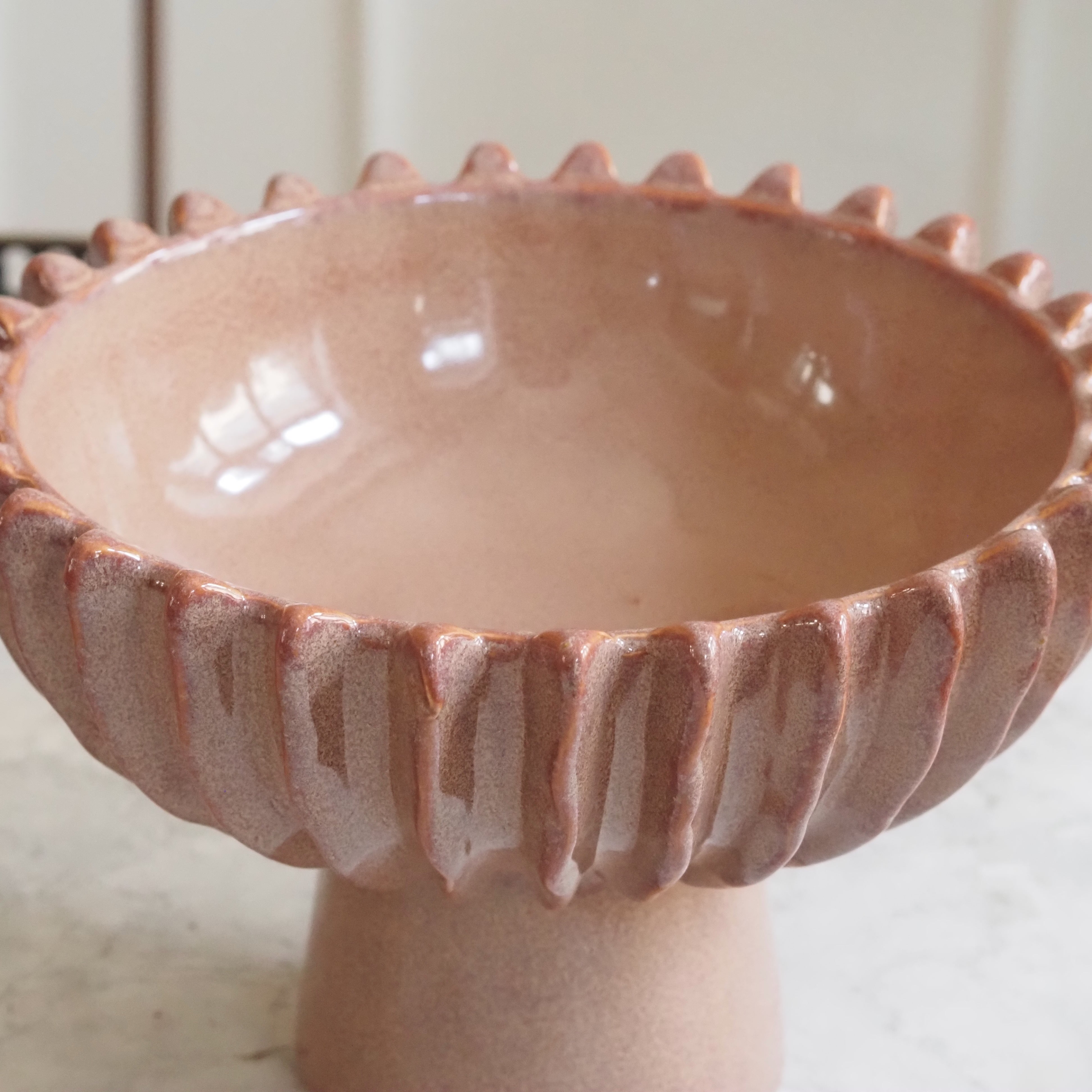 Keramikschale auf Fuß · blütenförmige Form in Rosé-Beige