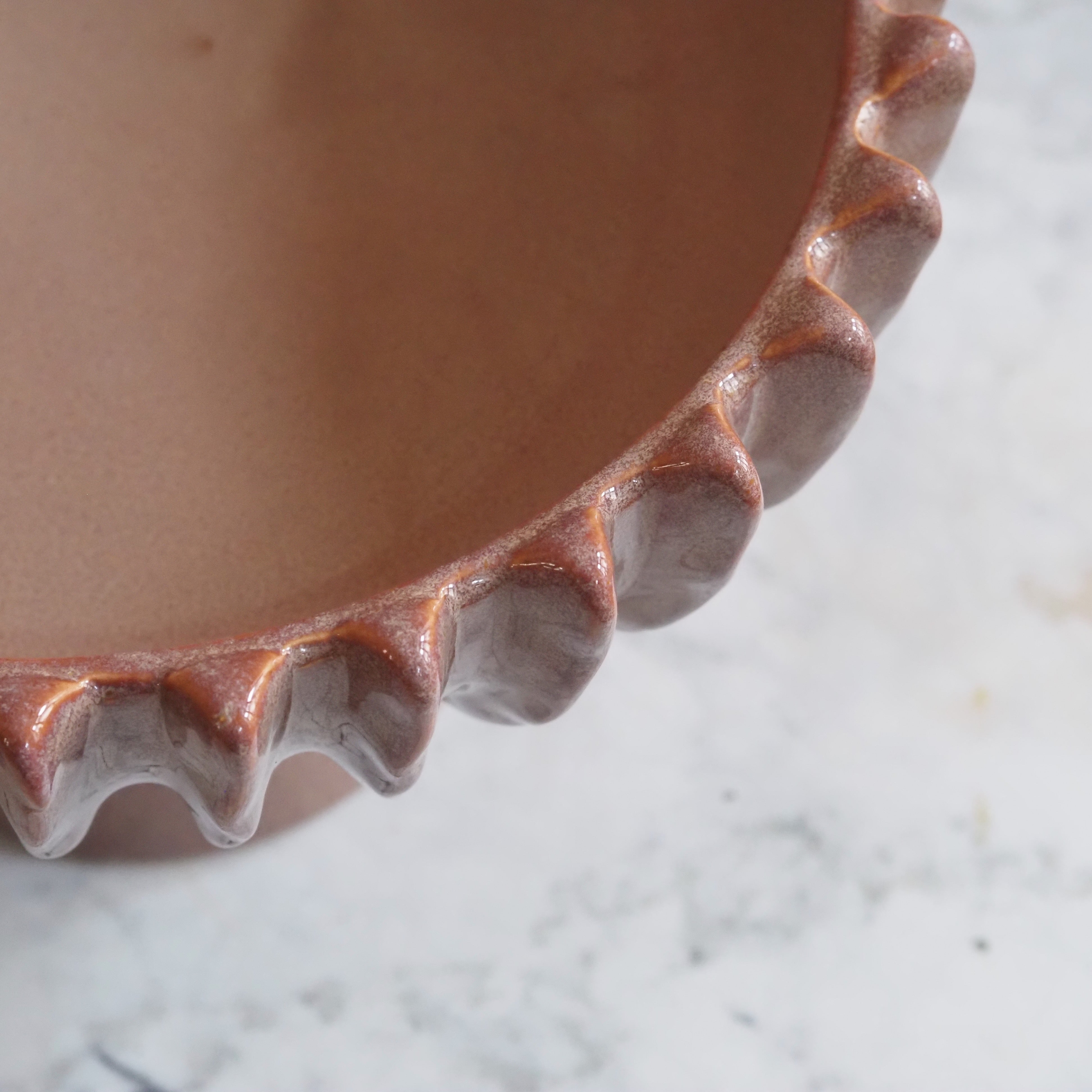 Keramikschale auf Fuß · blütenförmige Form in Rosé-Beige