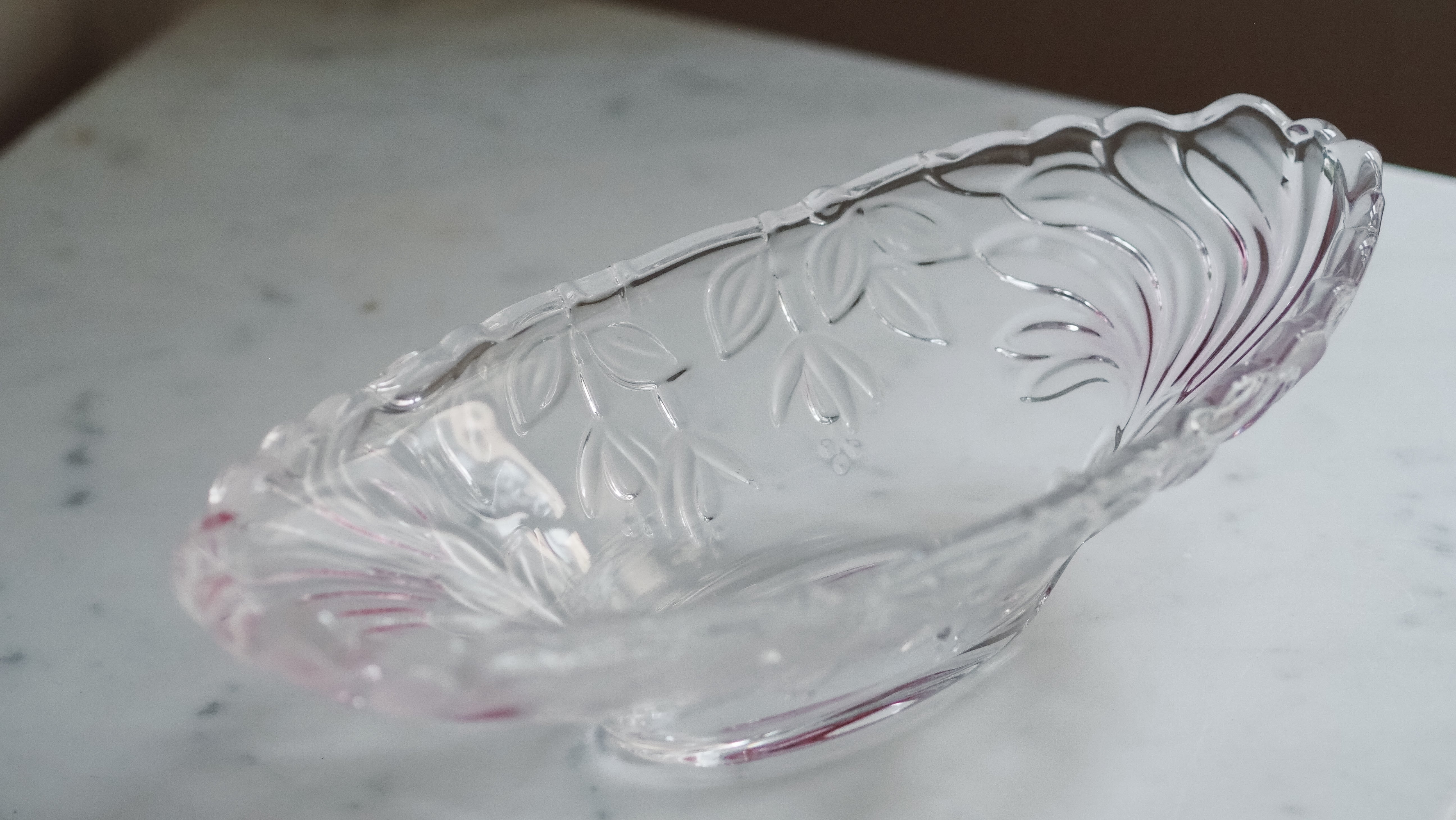 Vintage Glasschale oval mit floralem Relief – satiniertes Pressglas, 20. Jahrhundert