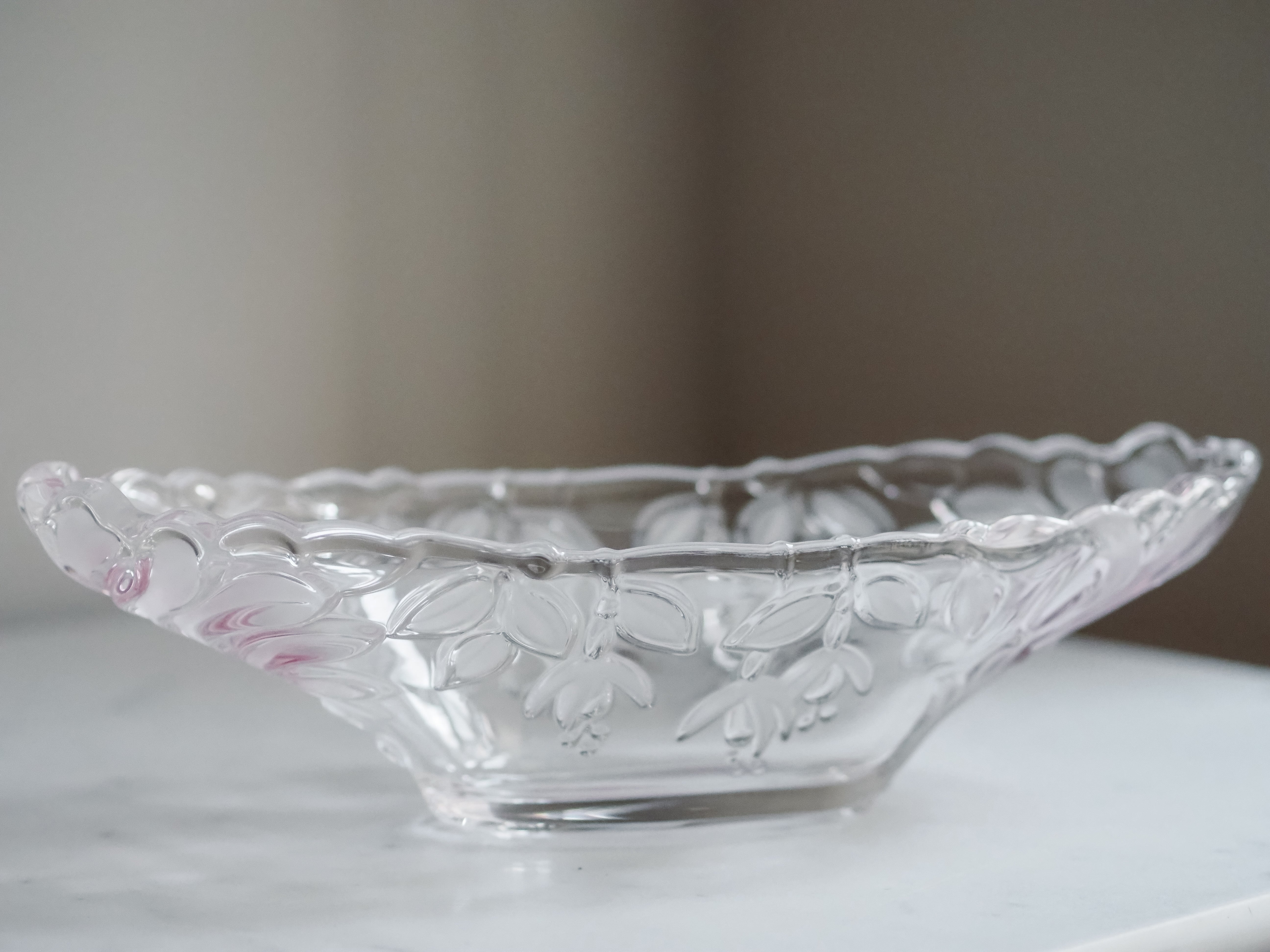 Vintage Glasschale oval mit floralem Relief – satiniertes Pressglas, 20. Jahrhundert