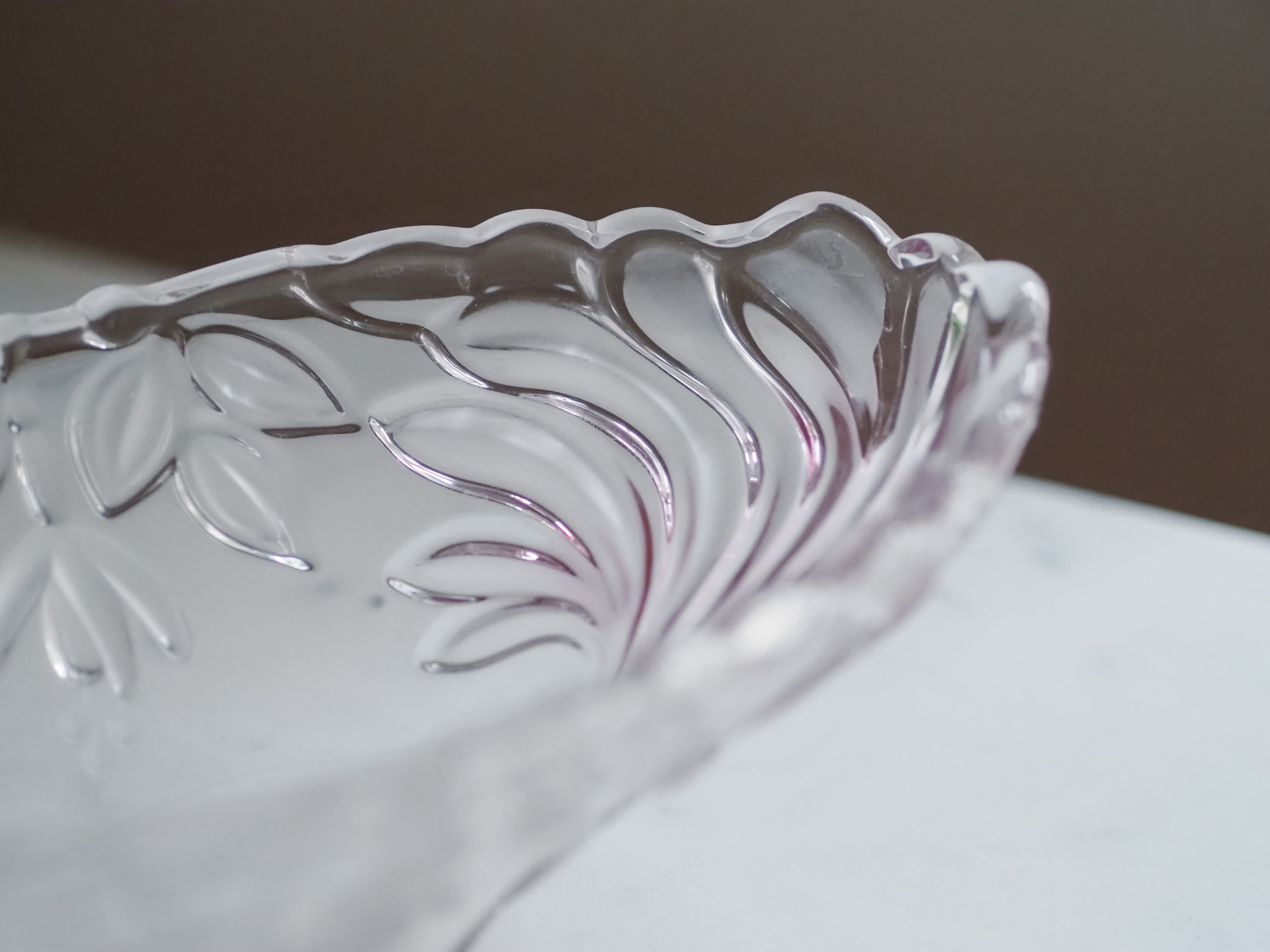 Vintage Glasschale oval mit floralem Relief – satiniertes Pressglas, 20. Jahrhundert