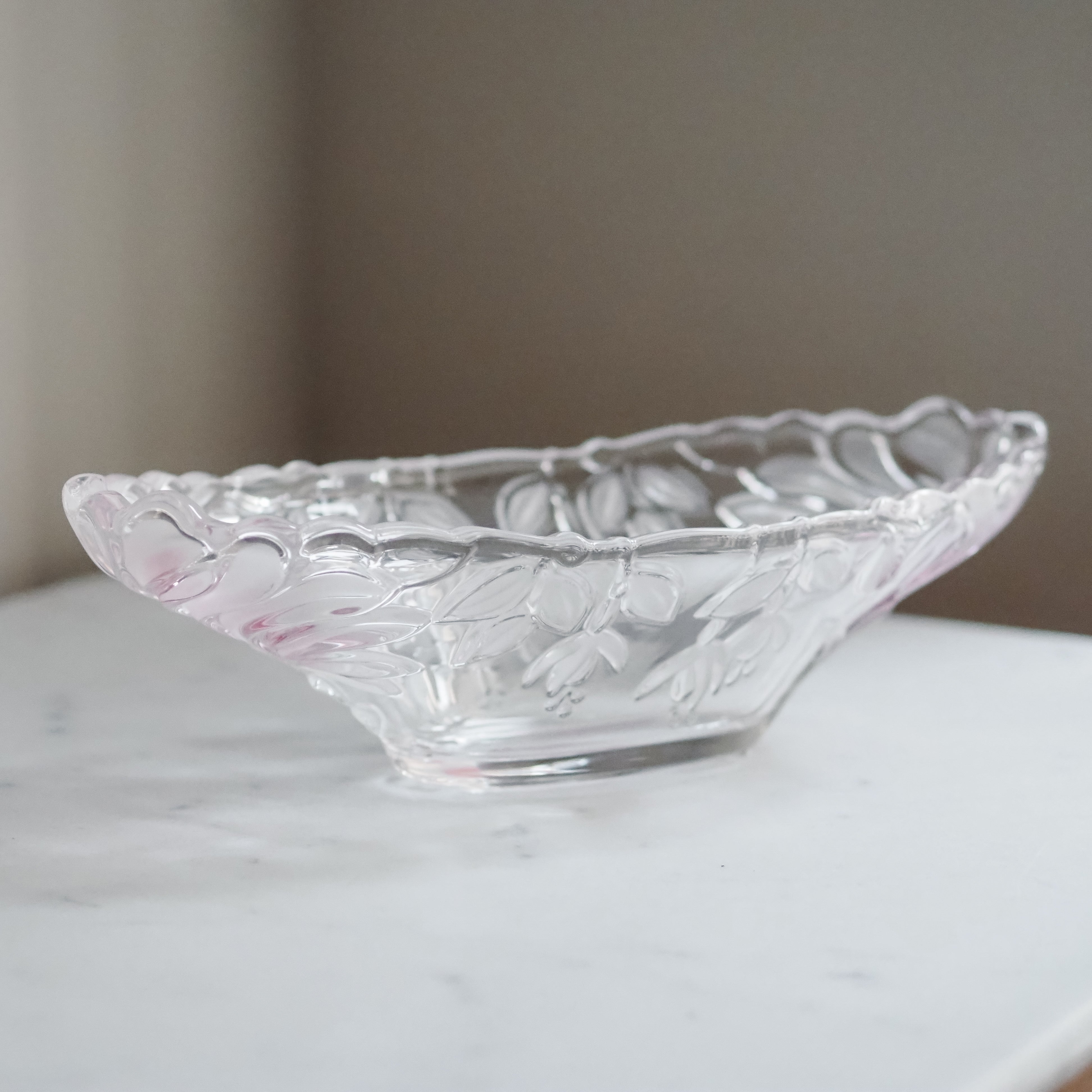 Vintage Glasschale oval mit floralem Relief – satiniertes Pressglas, 20. Jahrhundert