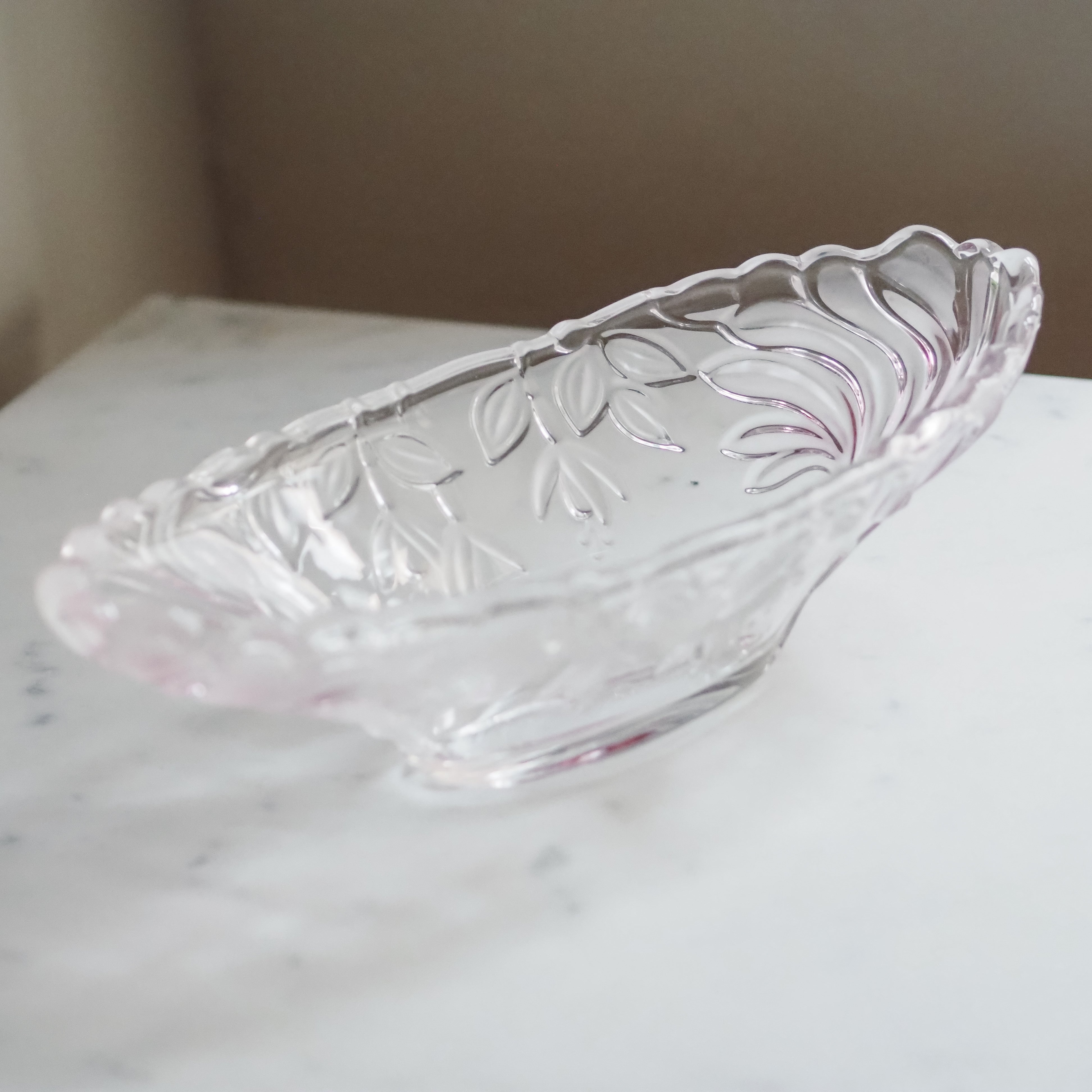 Vintage Glasschale oval mit floralem Relief – satiniertes Pressglas, 20. Jahrhundert