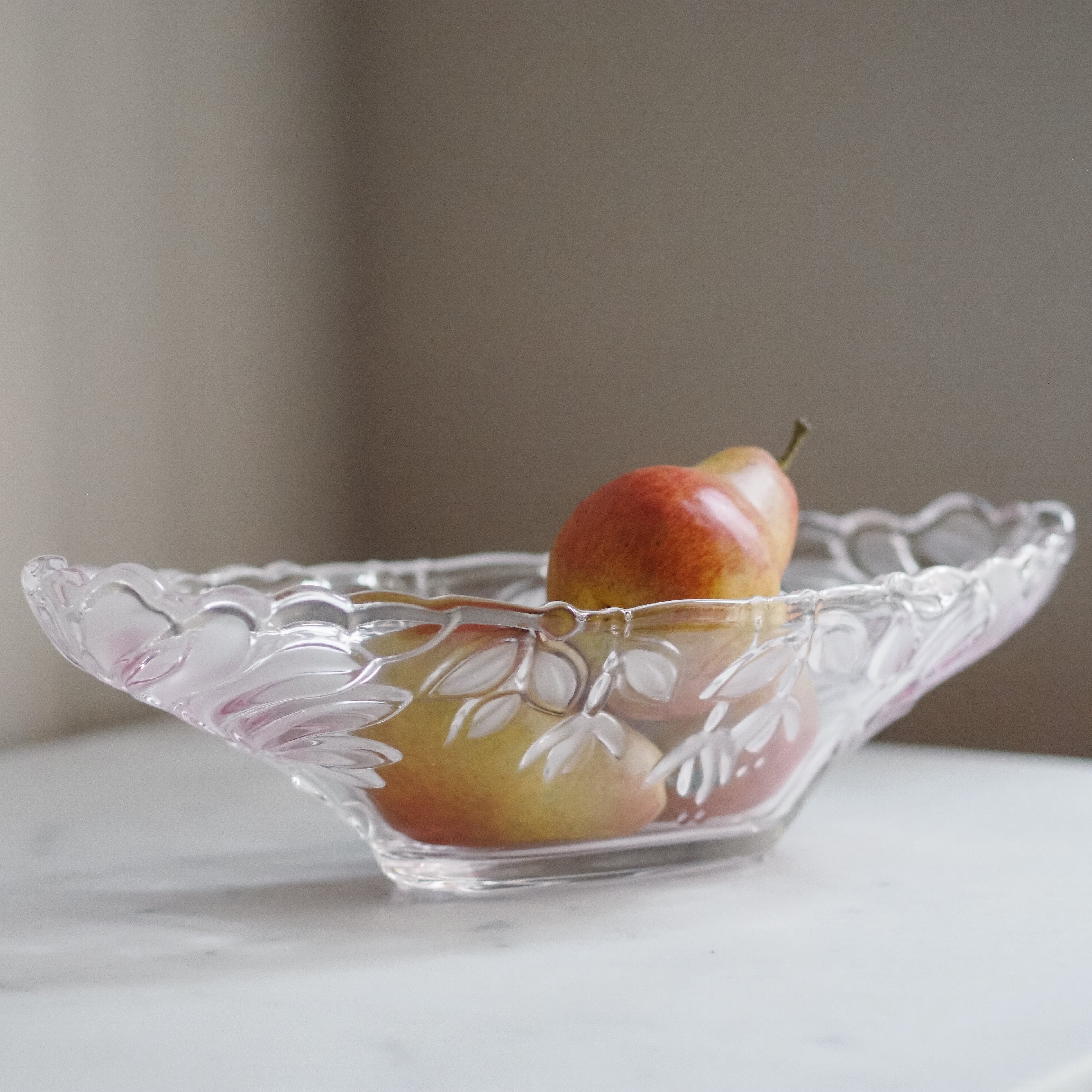 Vintage Glasschale oval mit floralem Relief – satiniertes Pressglas, 20. Jahrhundert
