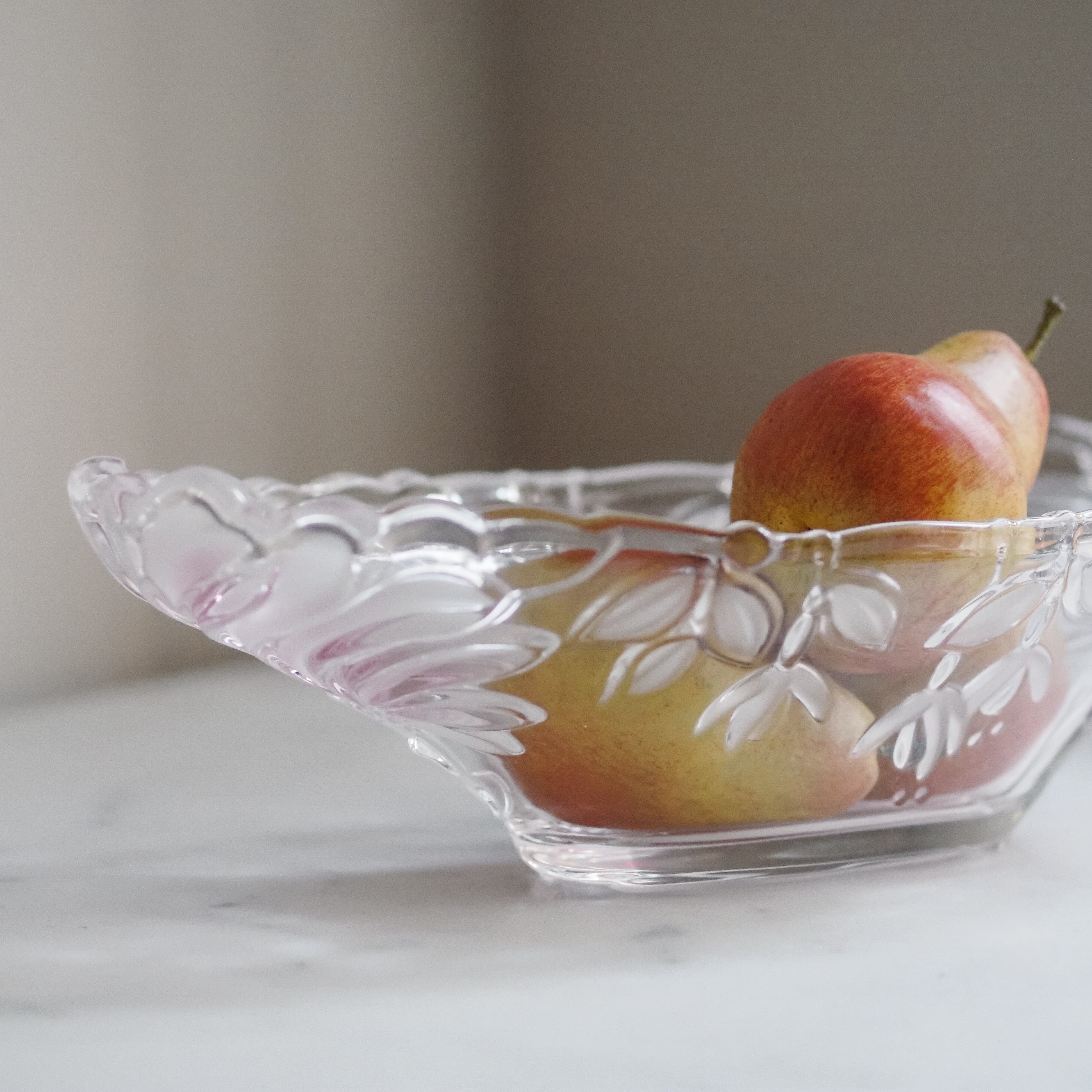 Vintage Glasschale oval mit floralem Relief – satiniertes Pressglas, 20. Jahrhundert
