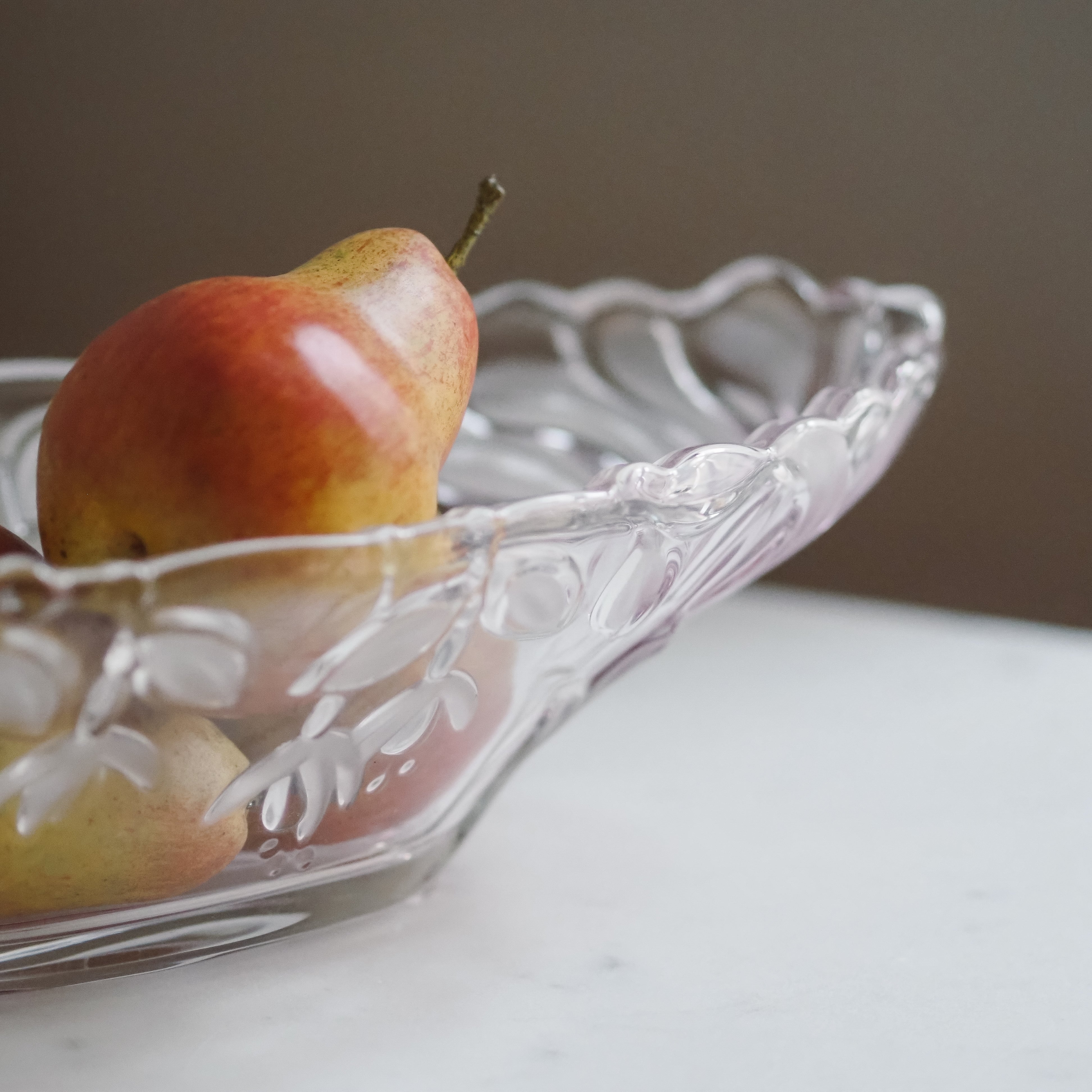 Vintage Glasschale oval mit floralem Relief – satiniertes Pressglas, 20. Jahrhundert