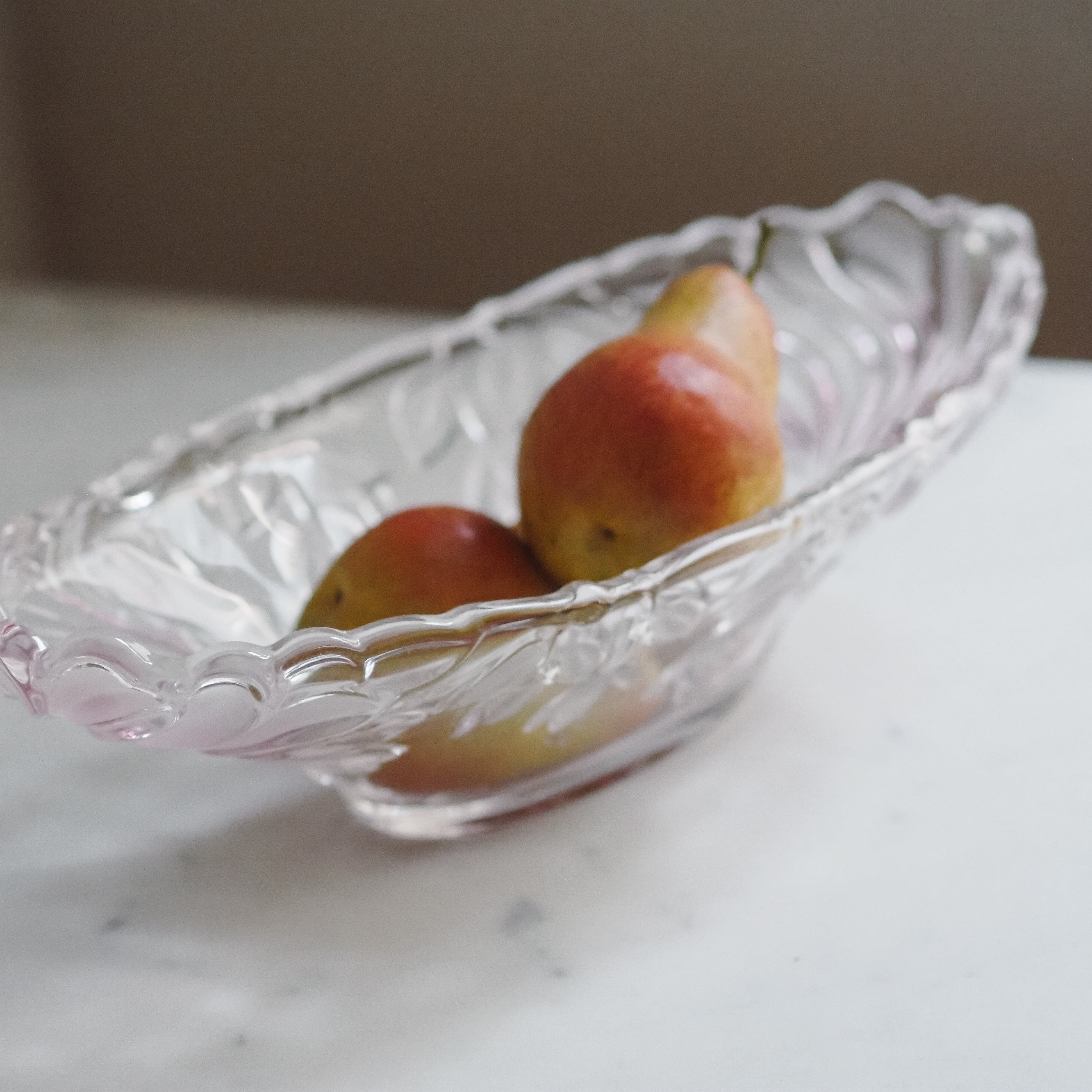 Vintage Glasschale oval mit floralem Relief – satiniertes Pressglas, 20. Jahrhundert