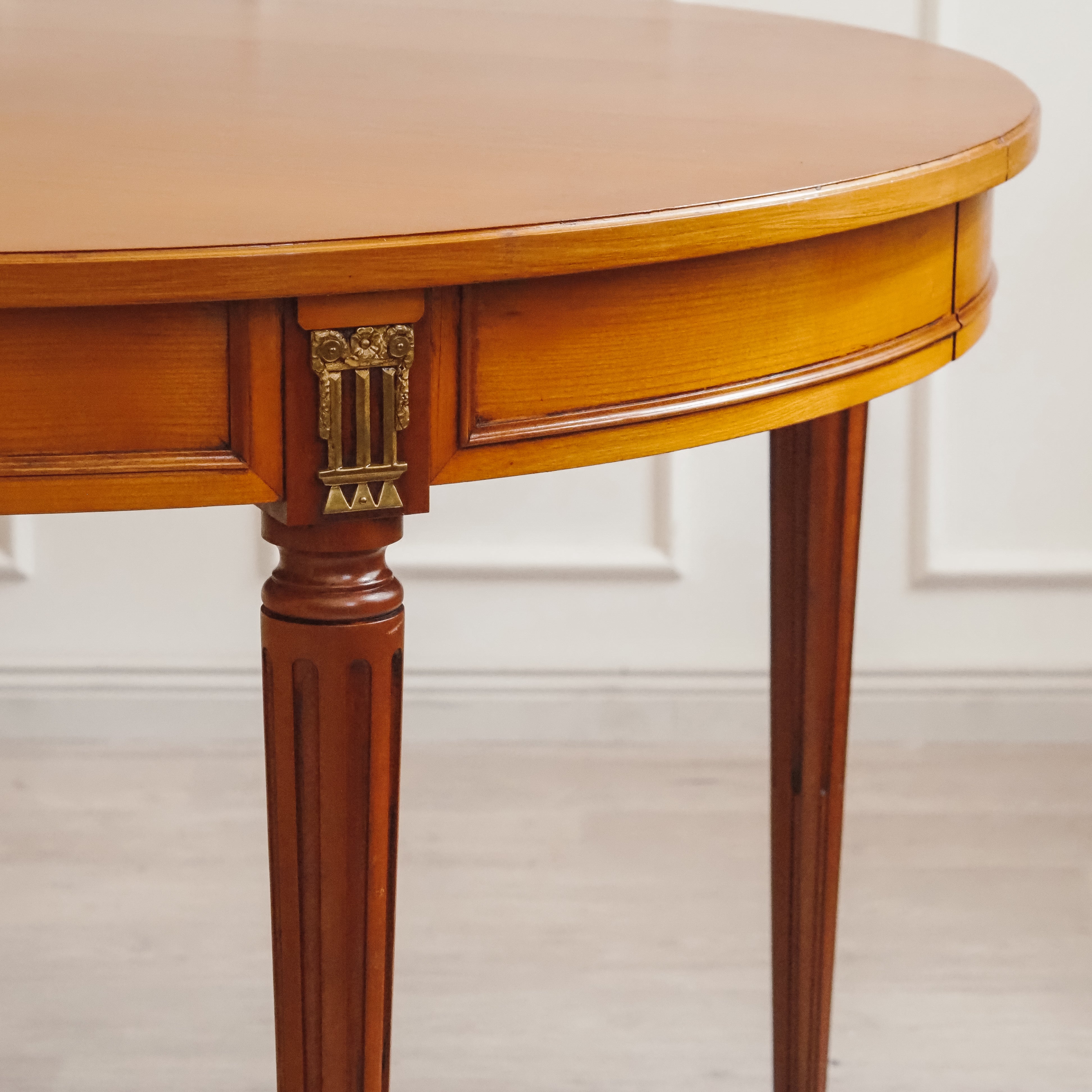 Runder Esstisch Louis XVI Kirschbaum antik 19. Jahrhundert
