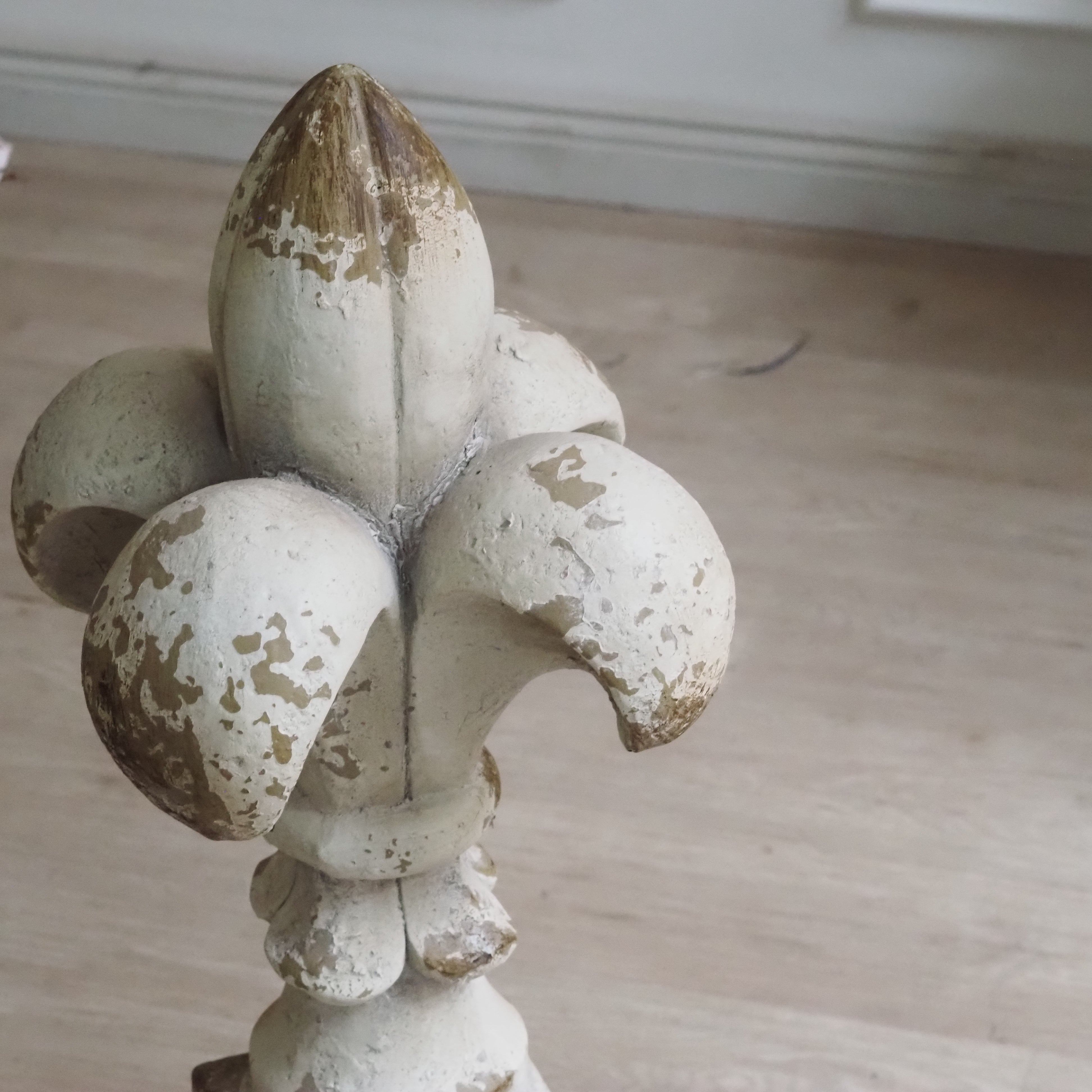 Steinguss · Fleur-de-Lis Zierobjekt · Säule · architektonisches Dekorelement