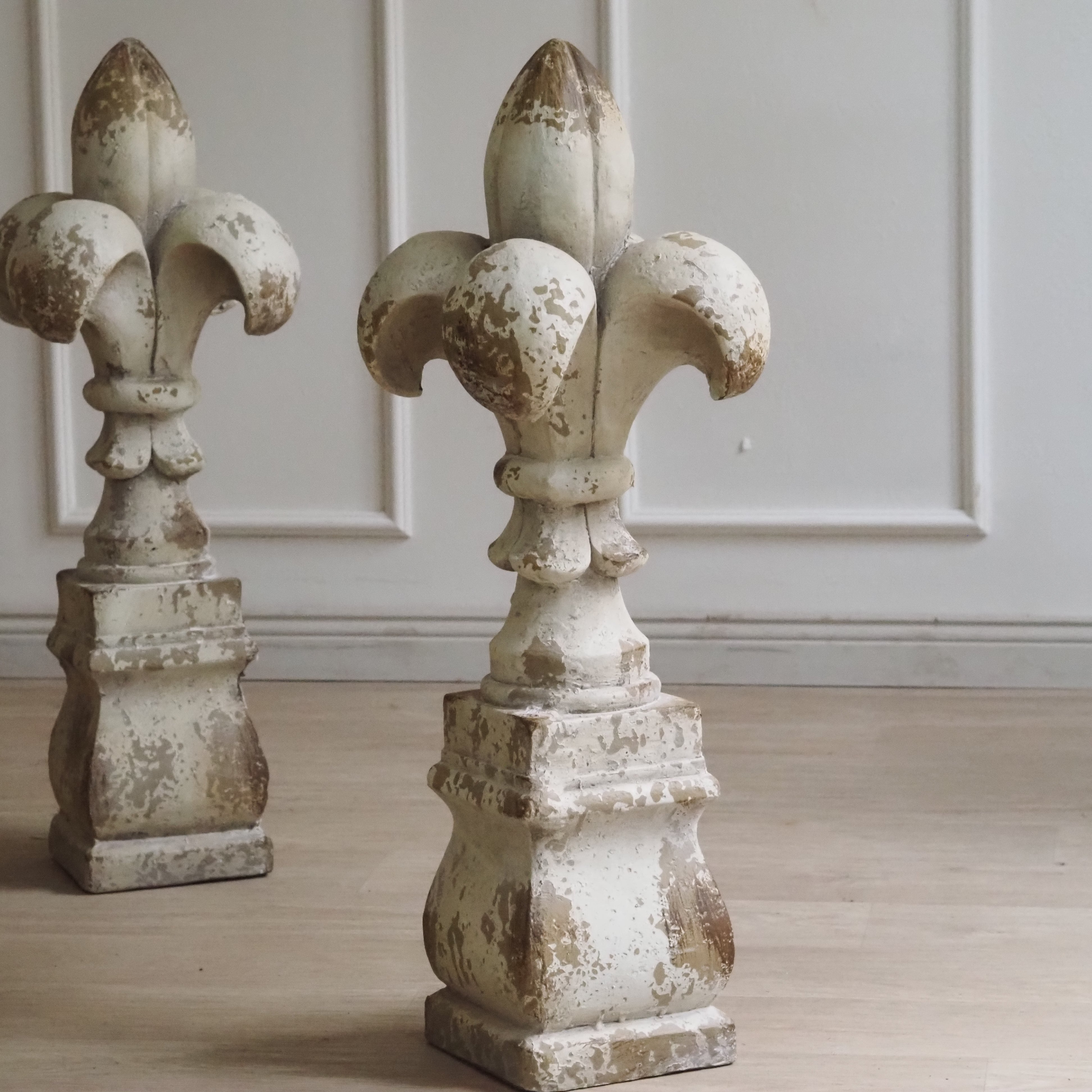 Steinguss · Fleur-de-Lis Zierobjekt · Säule · architektonisches Dekorelement