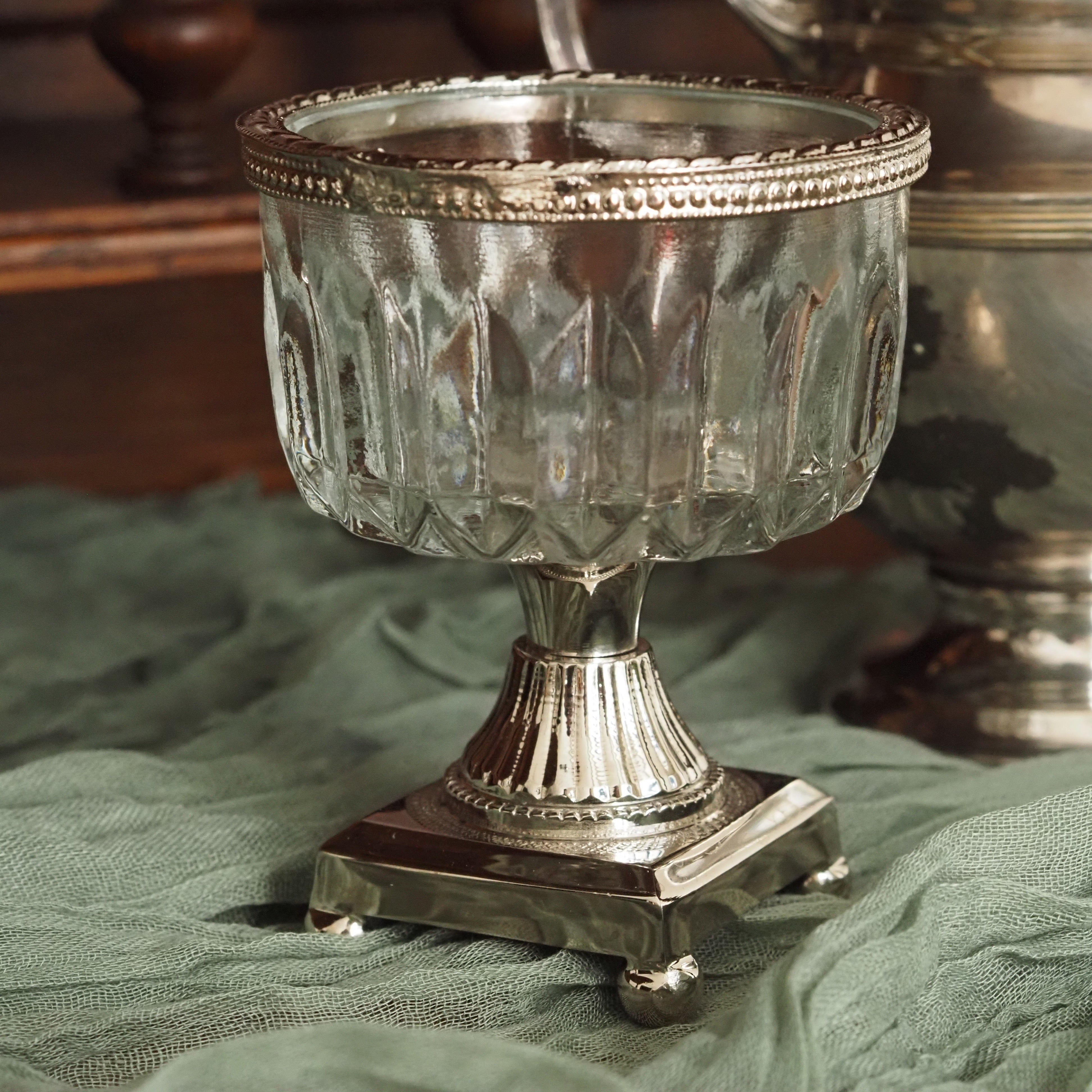 Glasvase auf Fuß · historisierende Form mit Metallrand