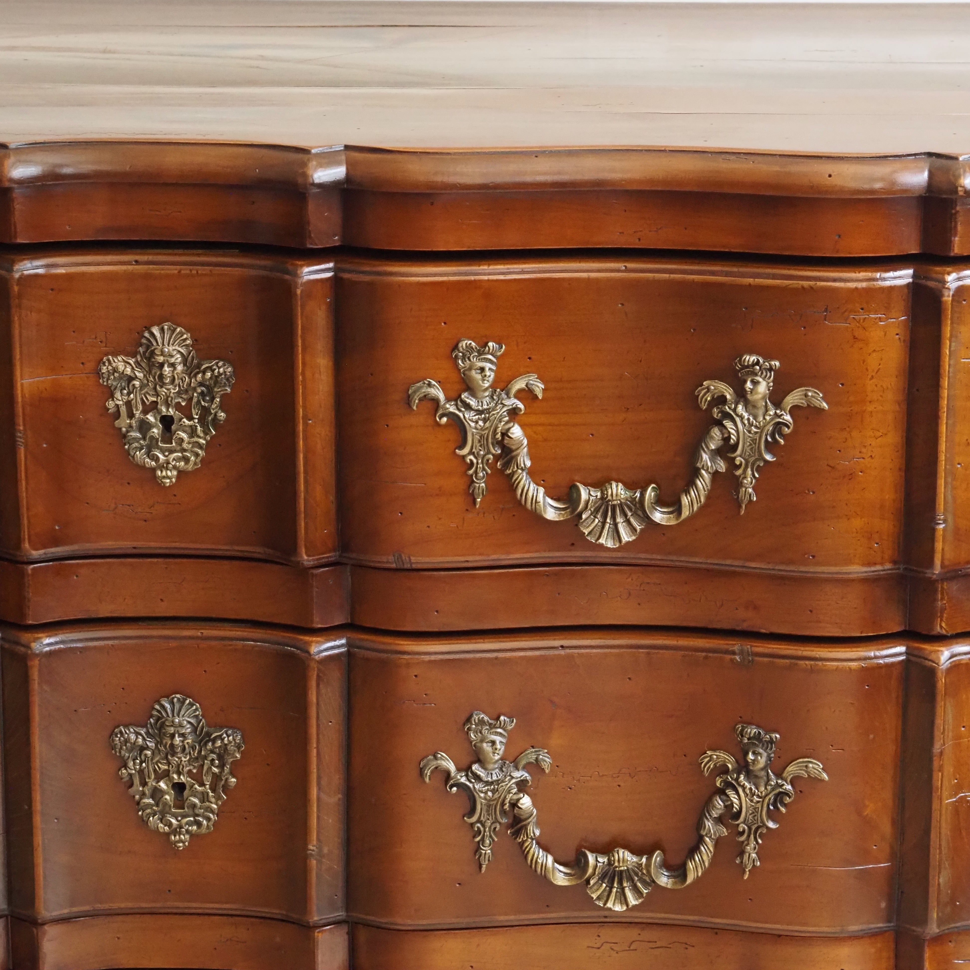 Louis XV Kommode mit Arbalète-Front, drei Schubladen