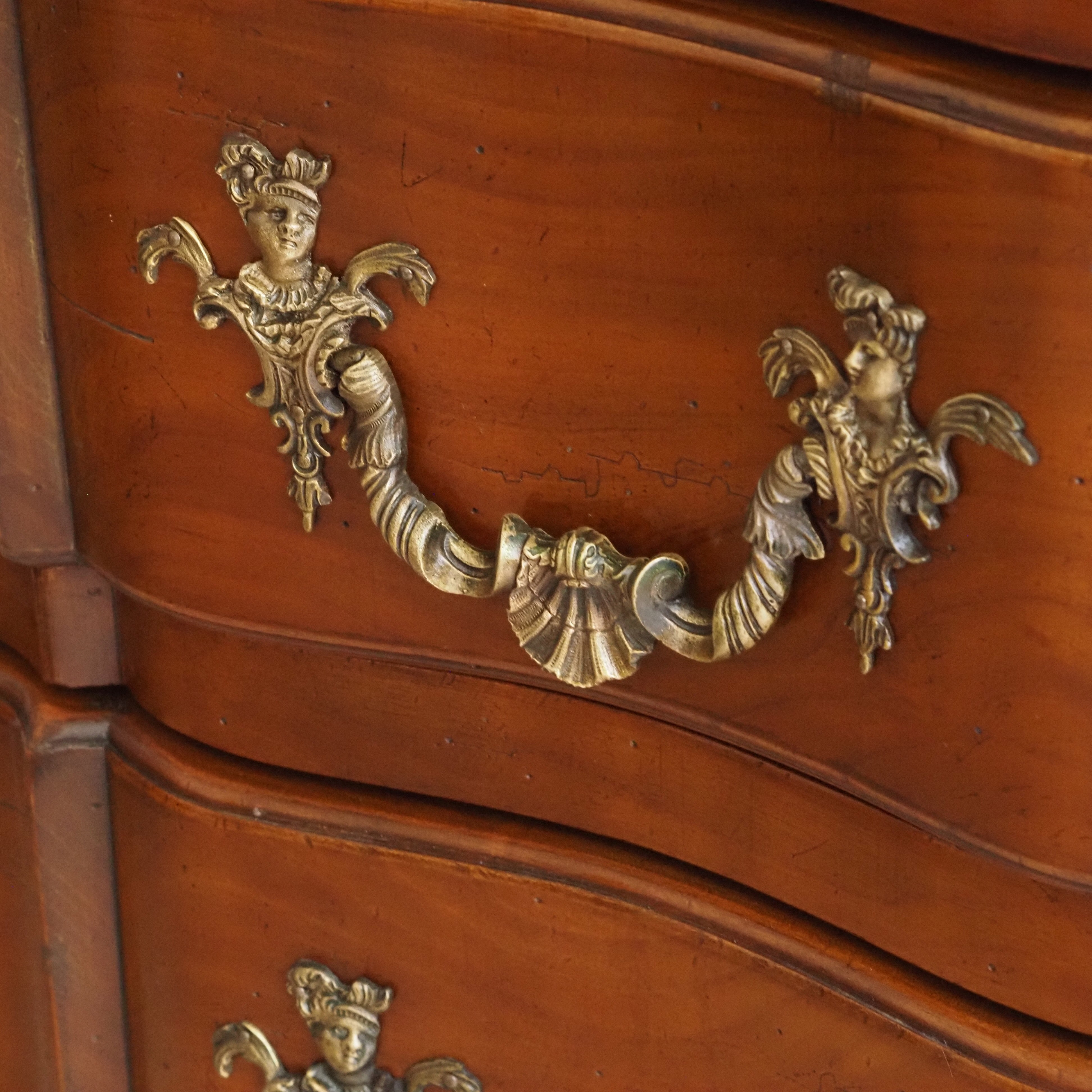 Louis XV Kommode mit Arbalète-Front, drei Schubladen