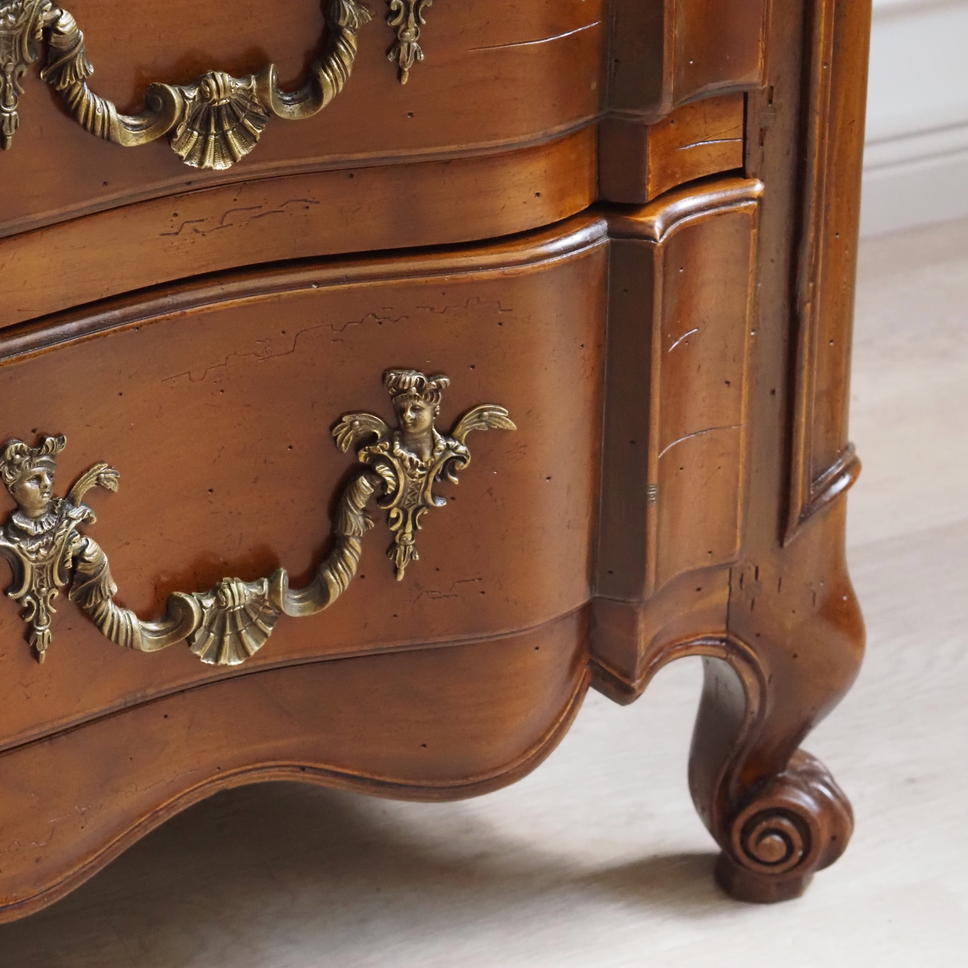Louis XV Kommode mit Arbalète-Front, drei Schubladen