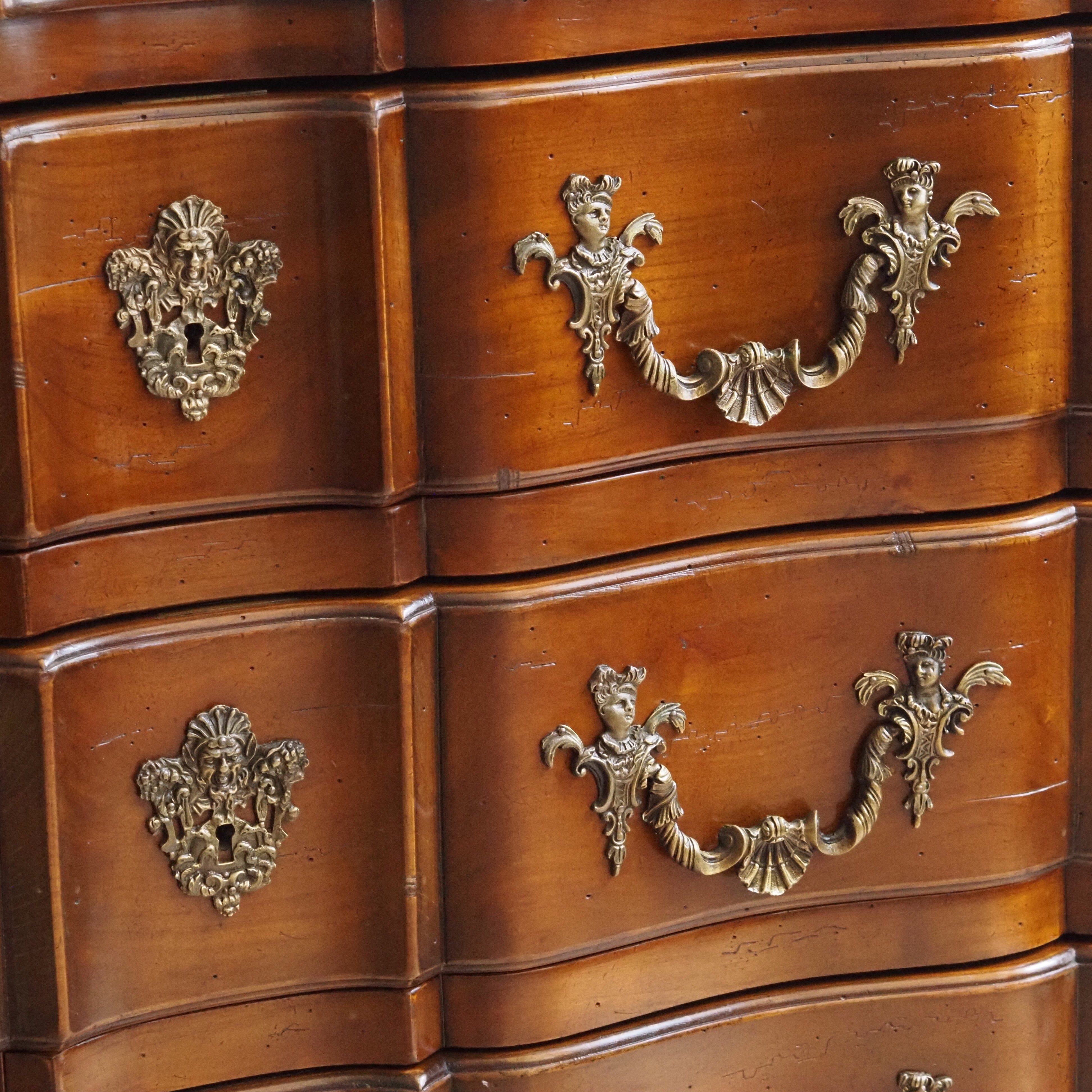 Louis XV Kommode mit Arbalète-Front, drei Schubladen