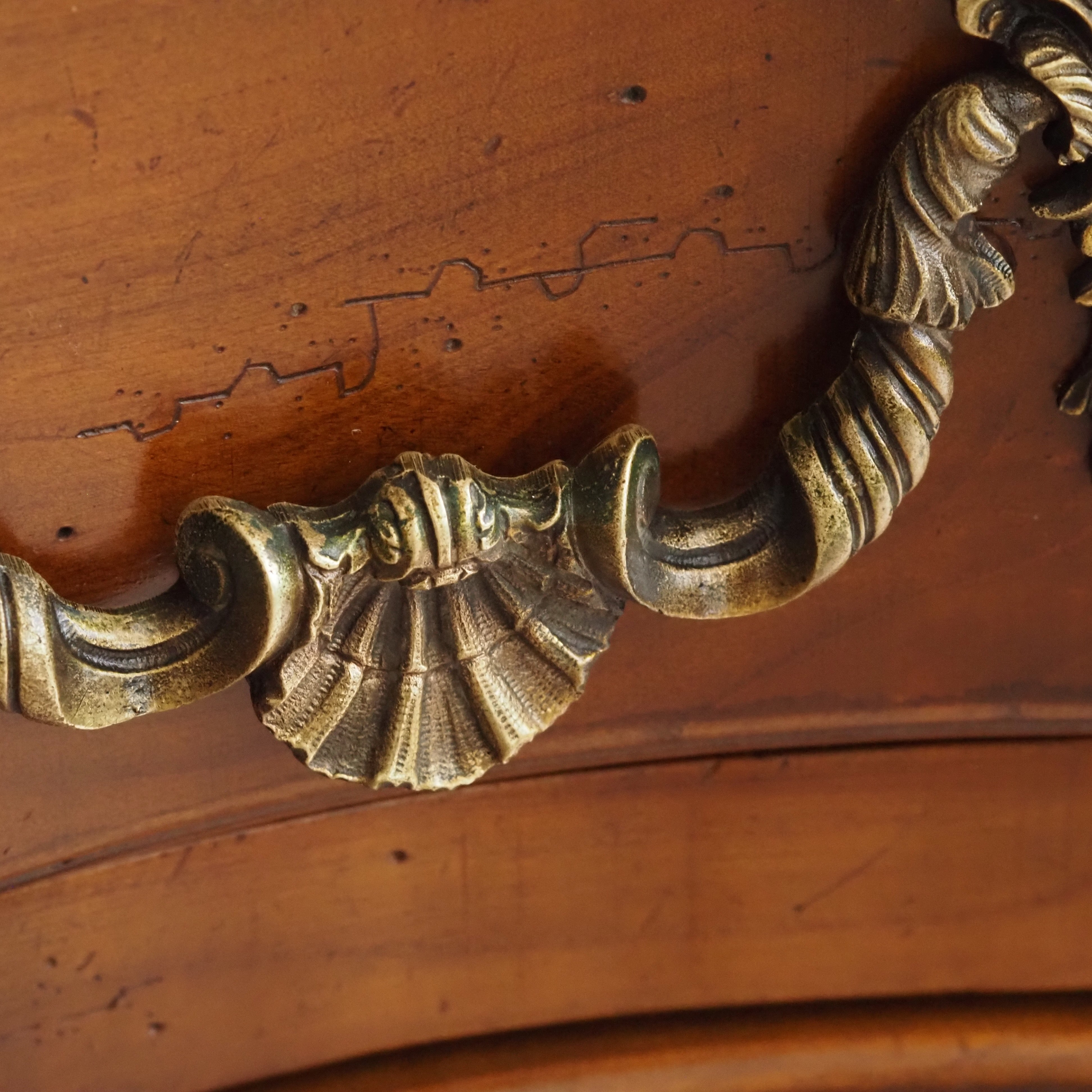 Louis XV Kommode mit Arbalète-Front, drei Schubladen