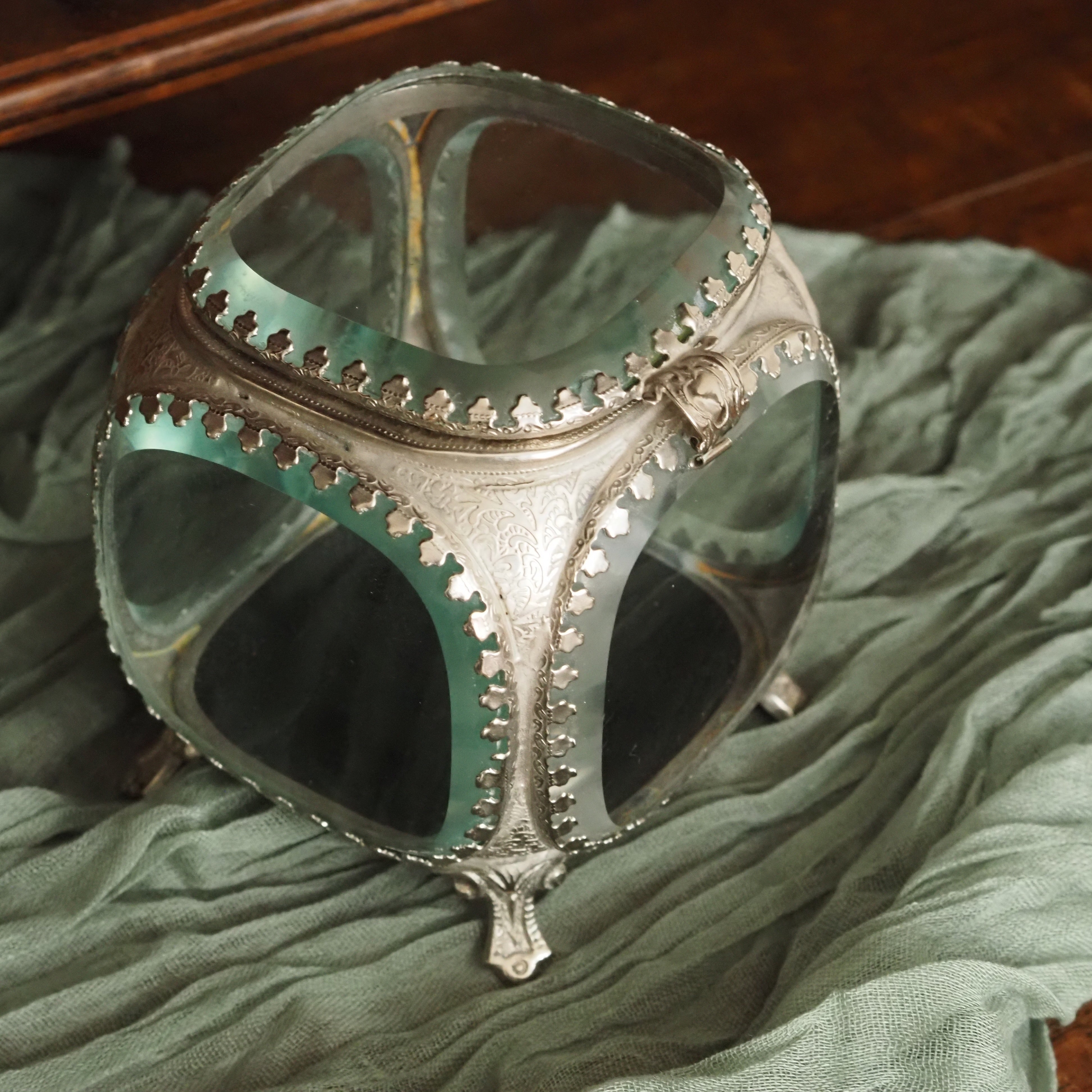 Glasdose mit Metallrahmen · historisierende Replik mit Facettenschliff