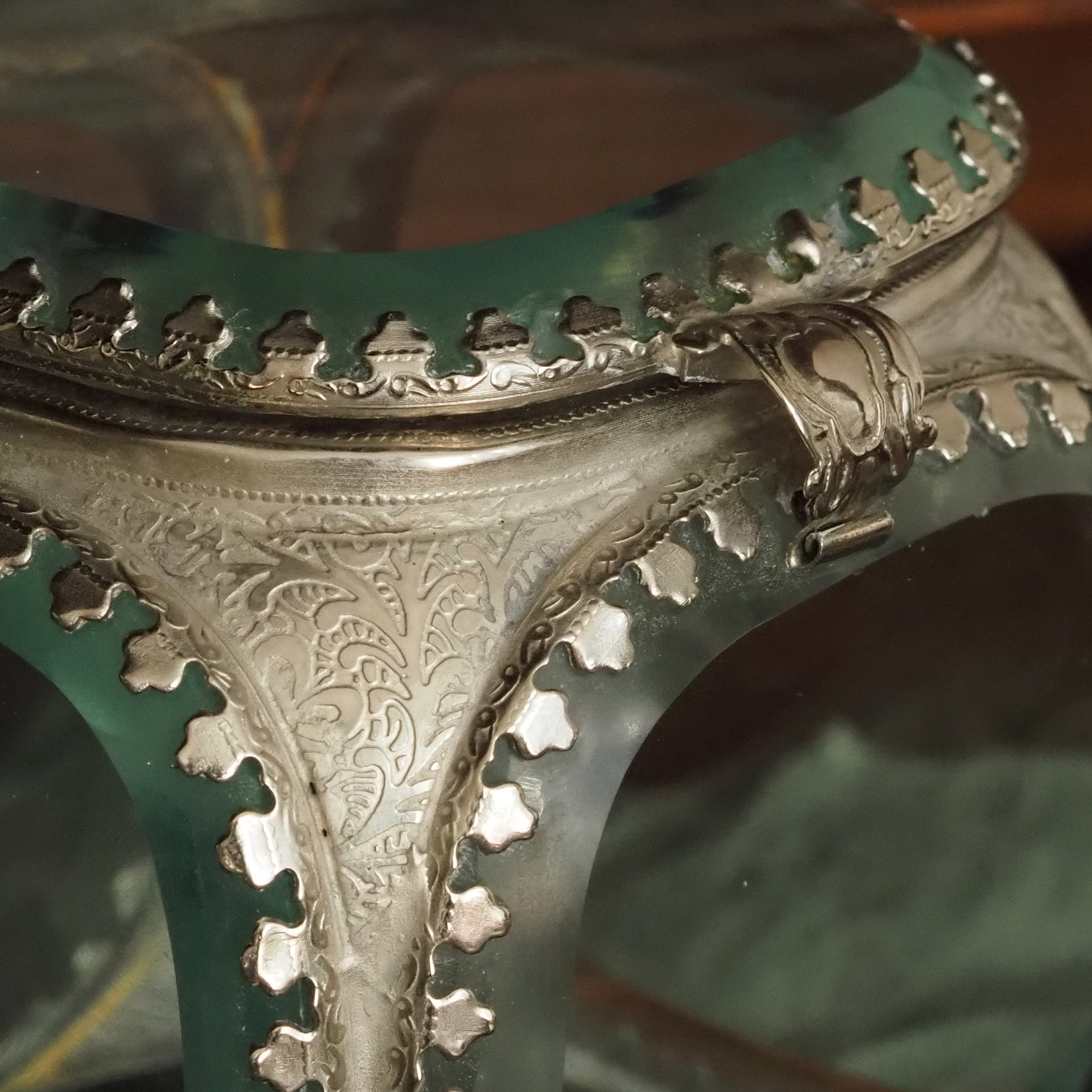 Glasdose mit Metallrahmen · historisierende Replik mit Facettenschliff