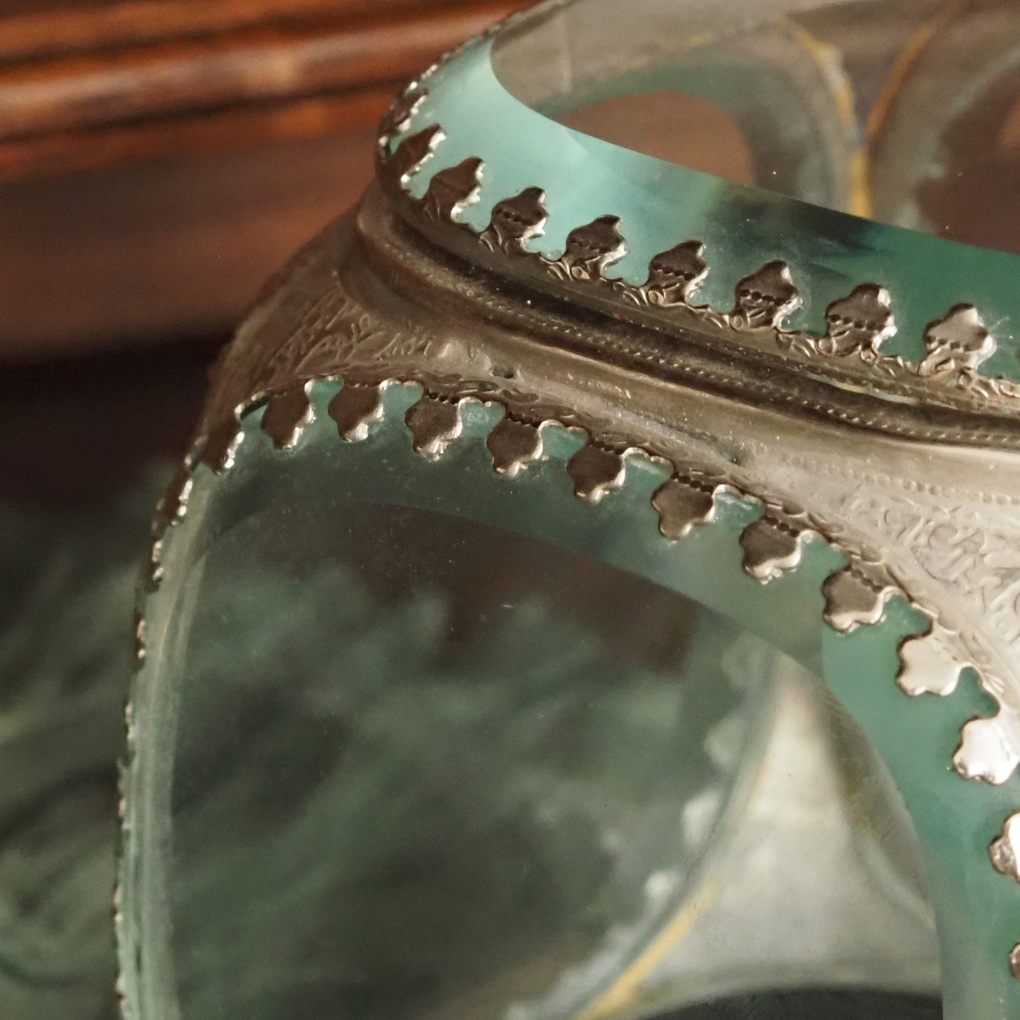 Glasdose mit Metallrahmen · historisierende Replik mit Facettenschliff