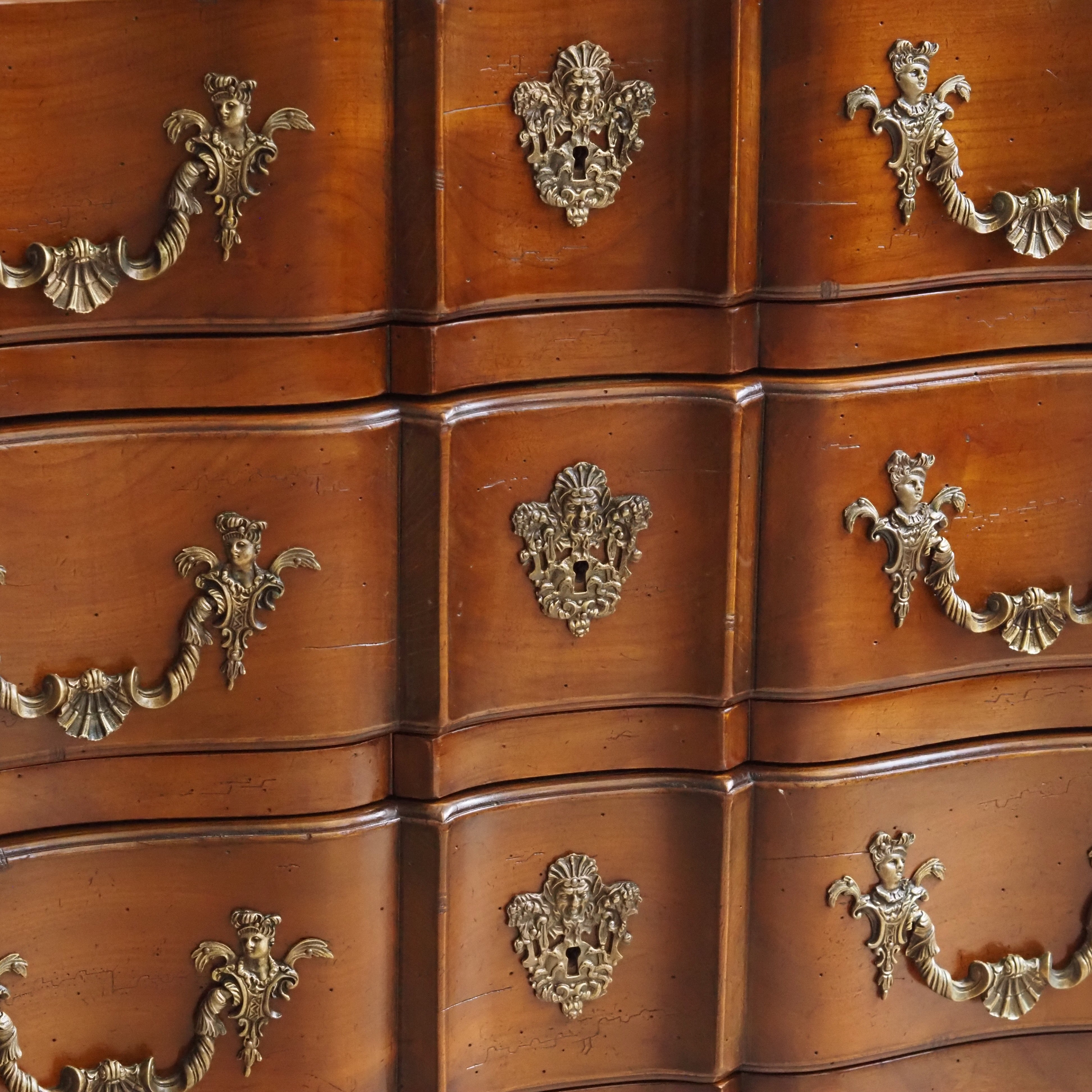 Louis XV Kommode mit Arbalète-Front, drei Schubladen