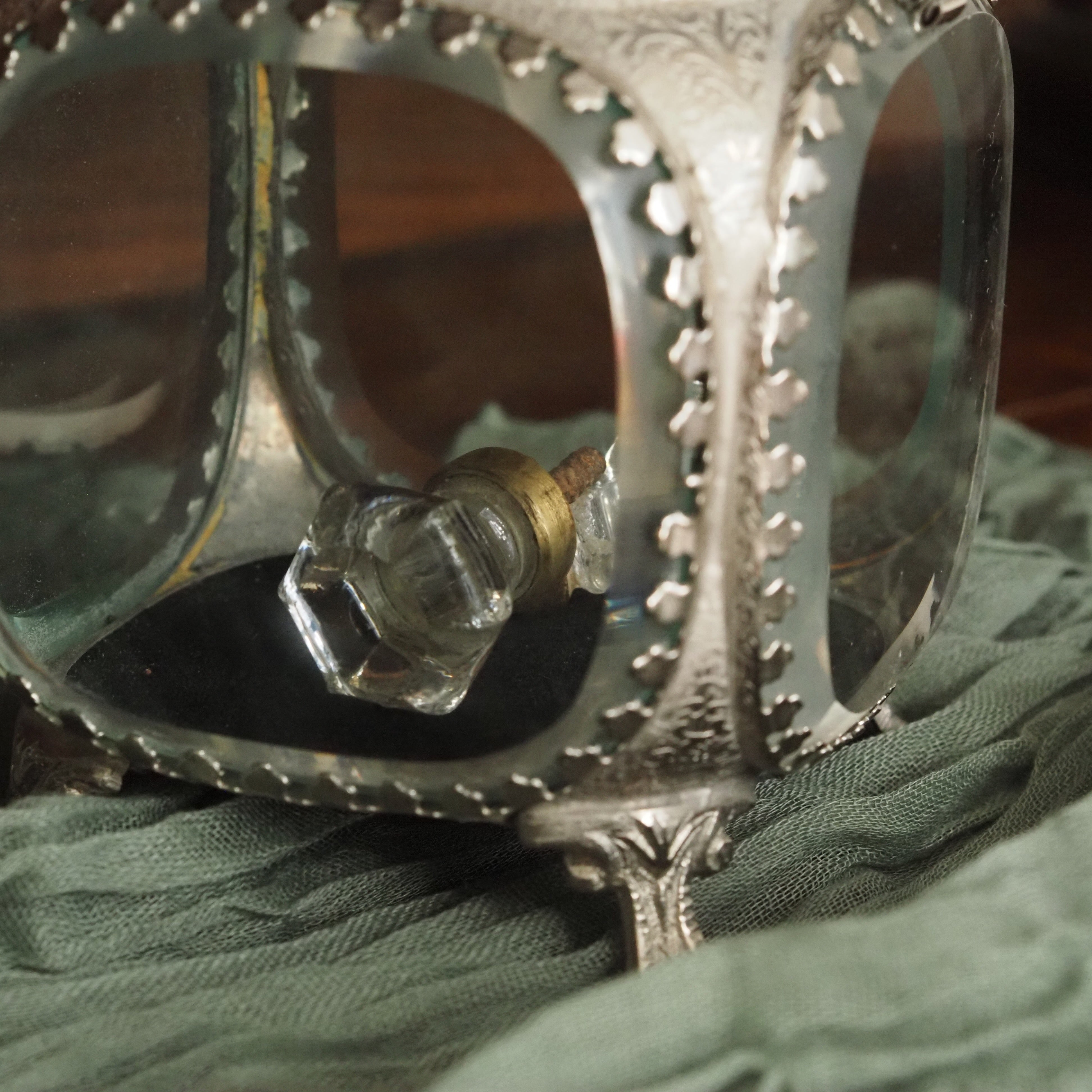 Glasdose mit Metallrahmen · historisierende Replik mit Facettenschliff
